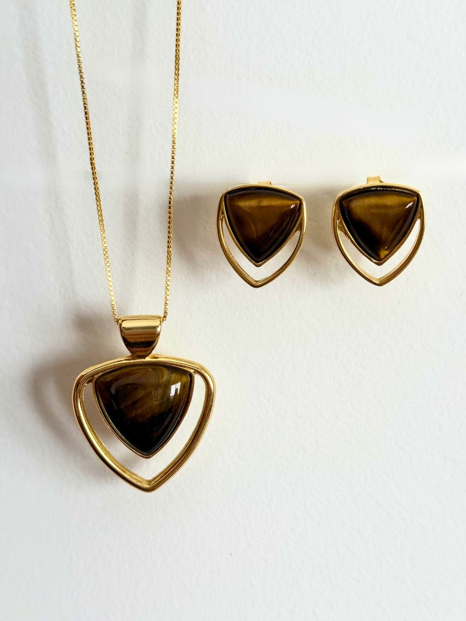 Conjunto Colar e Brinco Triangular Olho de Tigre Ouro Semijoia
