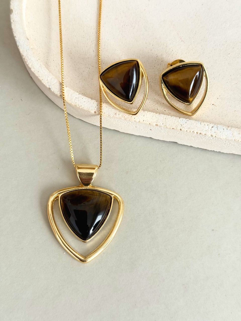 Conjunto Colar e Brinco Triangular Olho de Tigre Ouro Semijoia