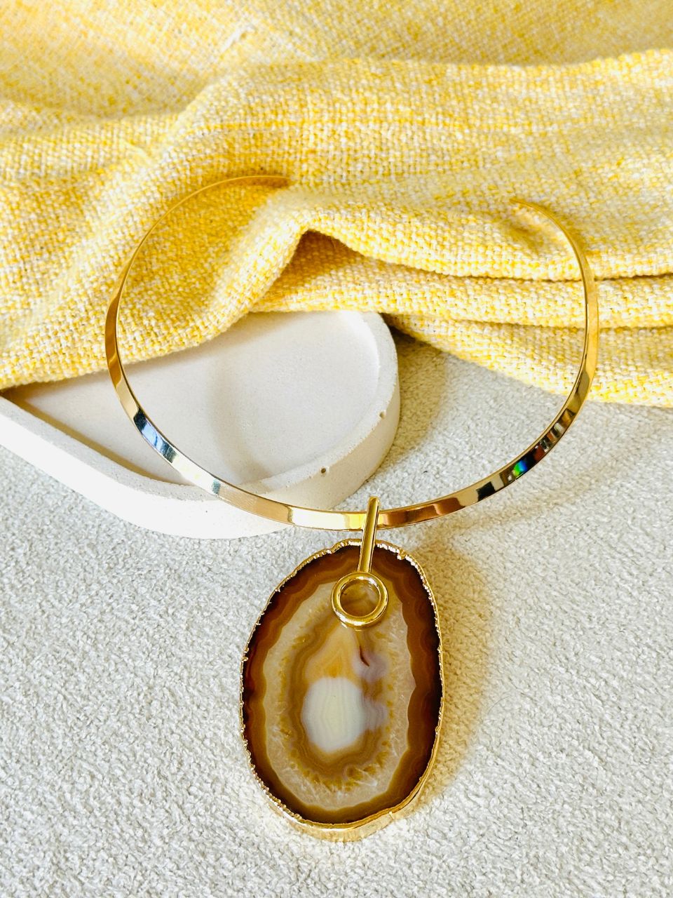 Colar Choker Aro Liso com Ágata Marrom Detalhe Dourado Semijoia