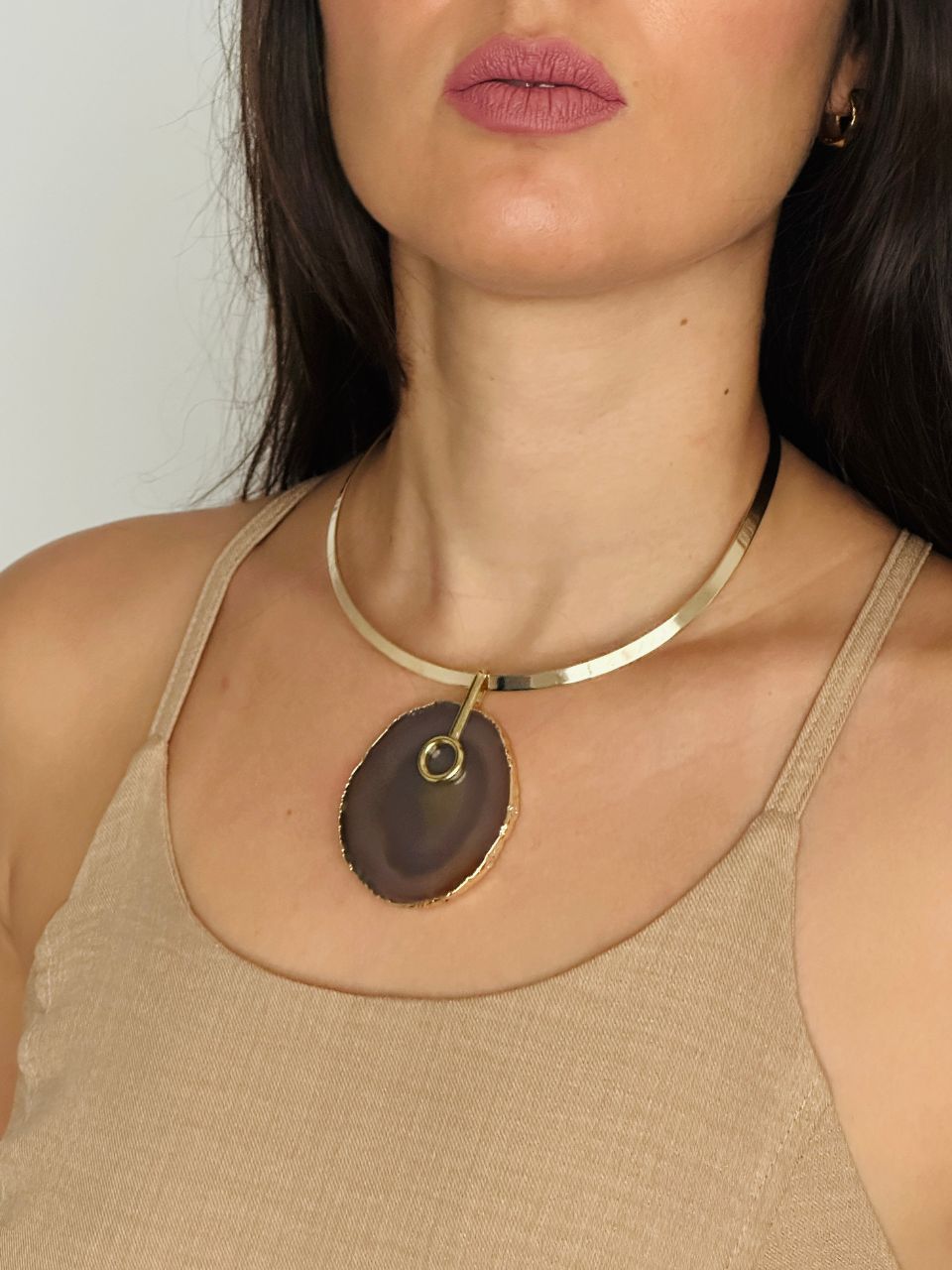 Colar Choker Aro Liso com Ágata Marrom Detalhe Dourado Semijoia