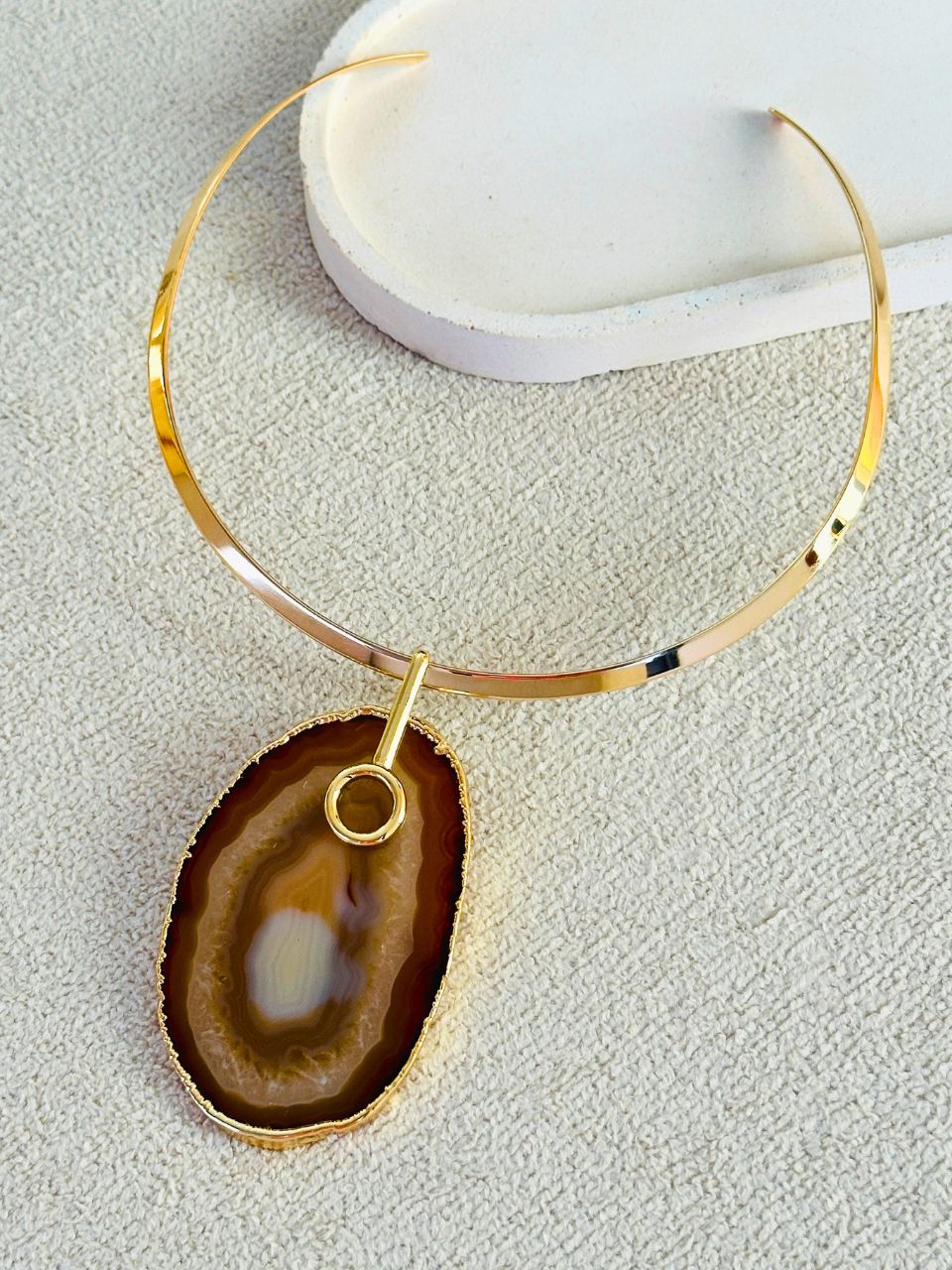 Colar Choker Aro Liso com Ágata Marrom Detalhe Dourado Semijoia