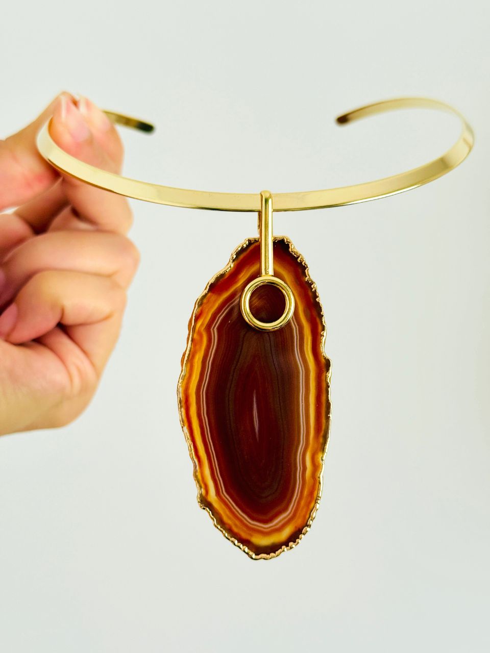 Colar Choker Aro Liso com Ágata Vermelha Detalhe Dourado Semijoia