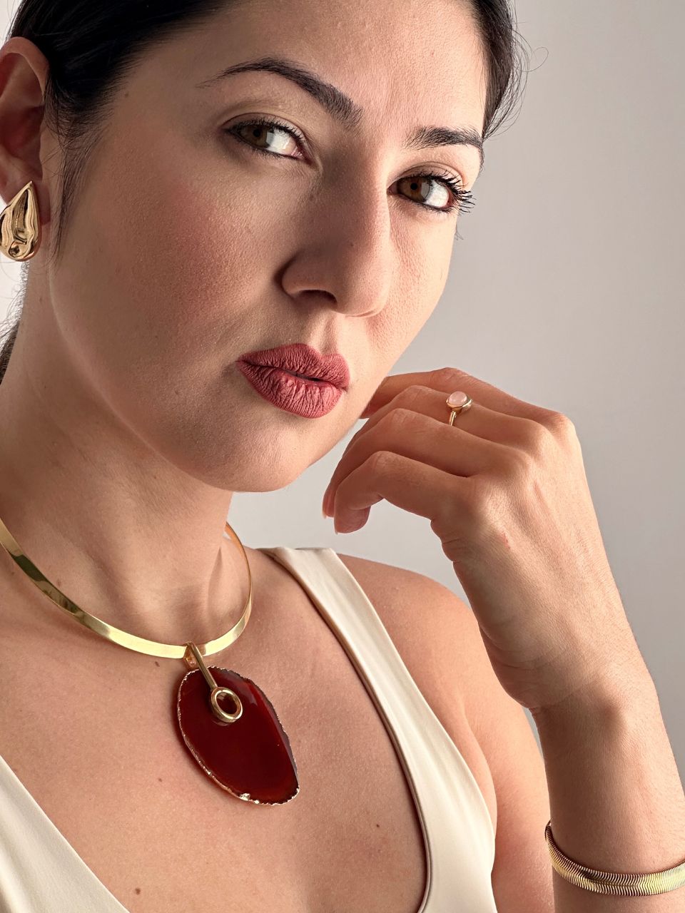 Colar Choker Aro Liso com Ágata Vermelha Detalhe Dourado Semijoia