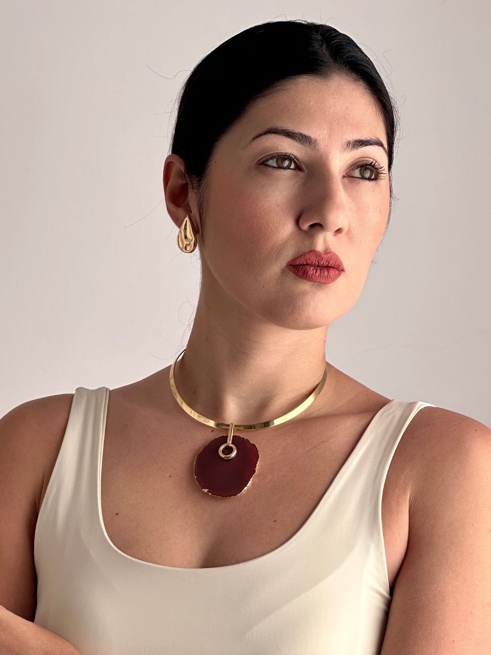 Colar Choker Aro Liso com Ágata Vermelha Detalhe Dourado Semijoia