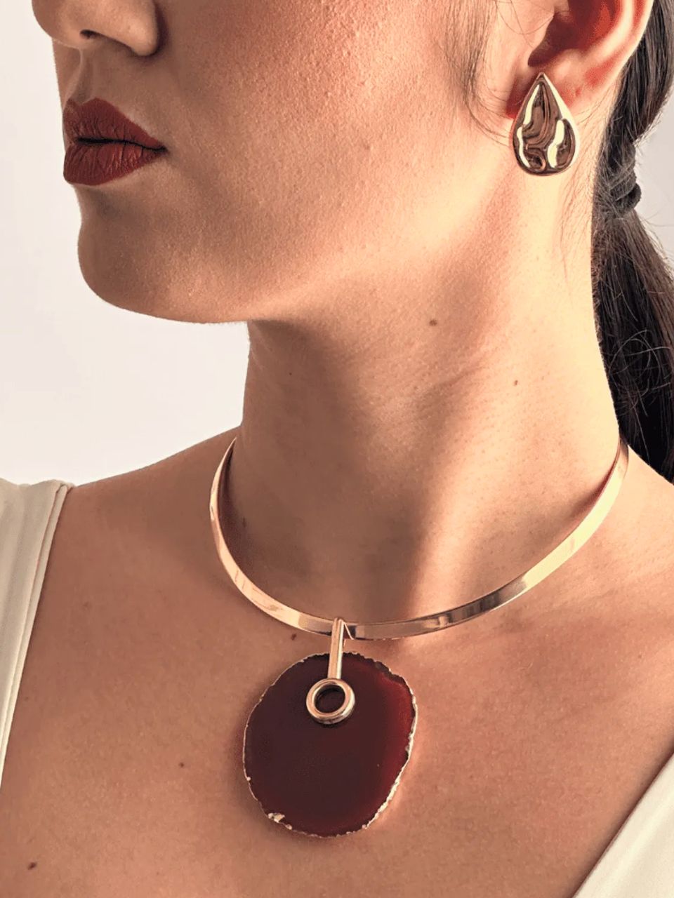 Colar Choker Aro Liso com Ágata Vermelha Detalhe Dourado Semijoia