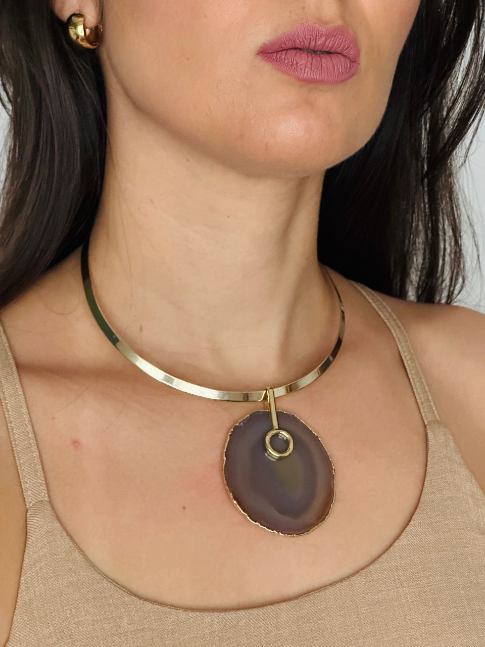 Colar Choker Aro Liso com Ágata Marrom Detalhe Dourado Semijoia