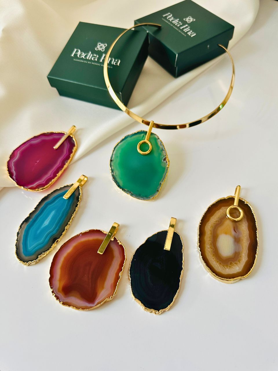 Colar Choker Aro Liso com Ágata Marrom Detalhe Dourado Semijoia