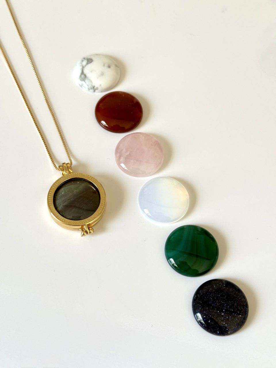 Colar Relicário Árvore da Vida 7 Pedras Sortidas Ouro Semijoia