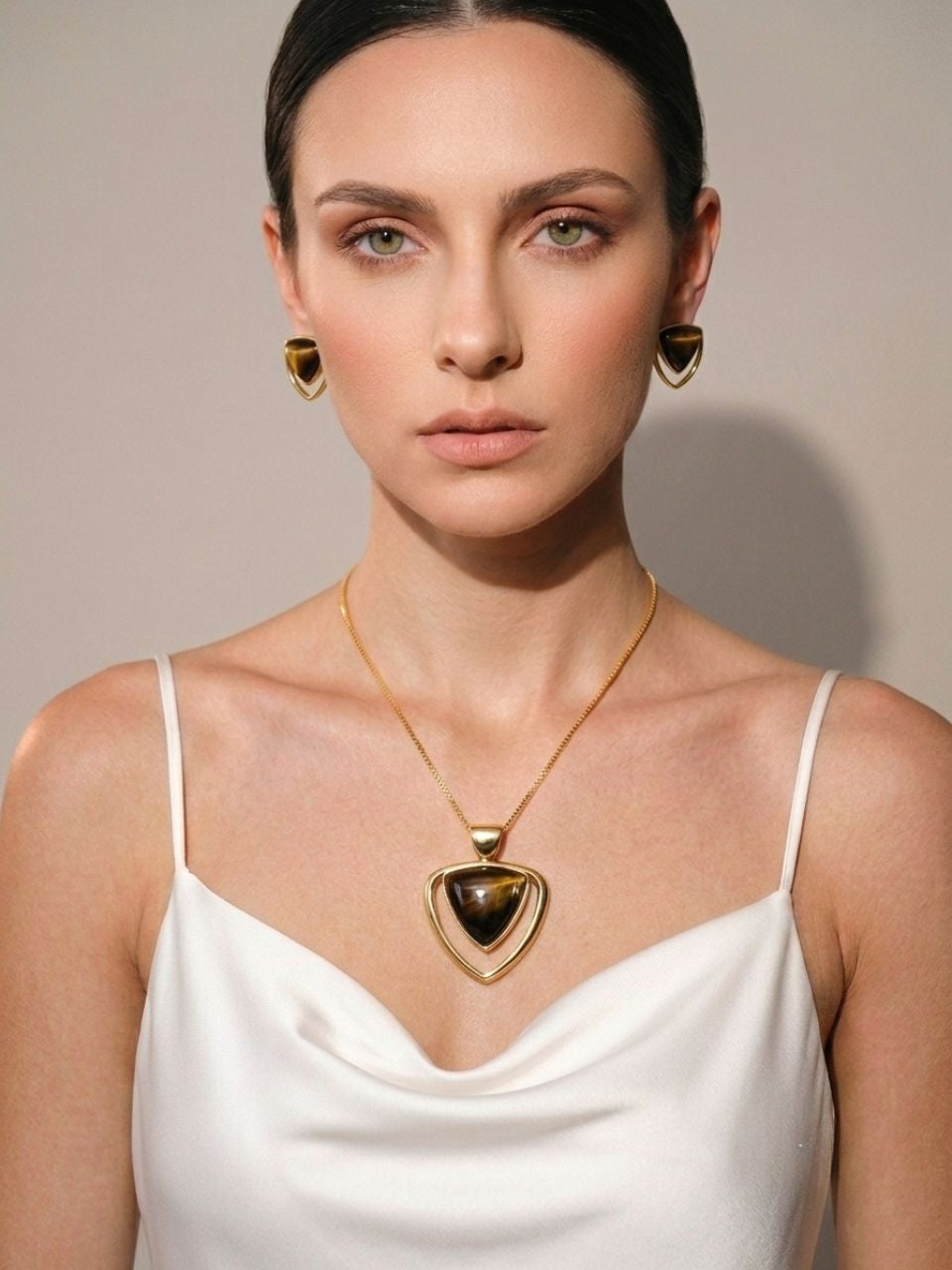 Conjunto Colar e Brinco Triangular Olho de Tigre Ouro Semijoia