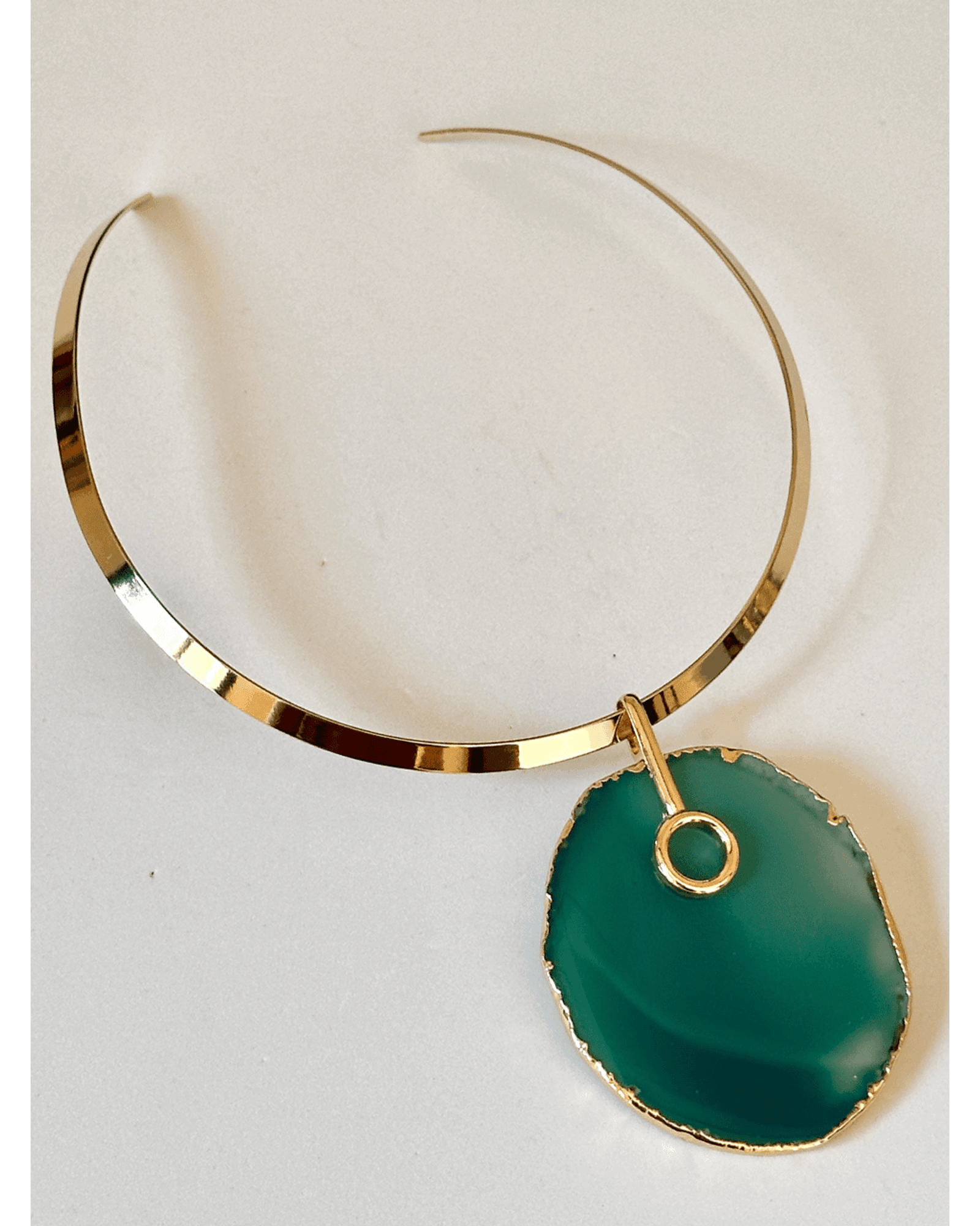 Colar Choker Aro Liso com Ágata Verde Detalhe Dourado Semijoia