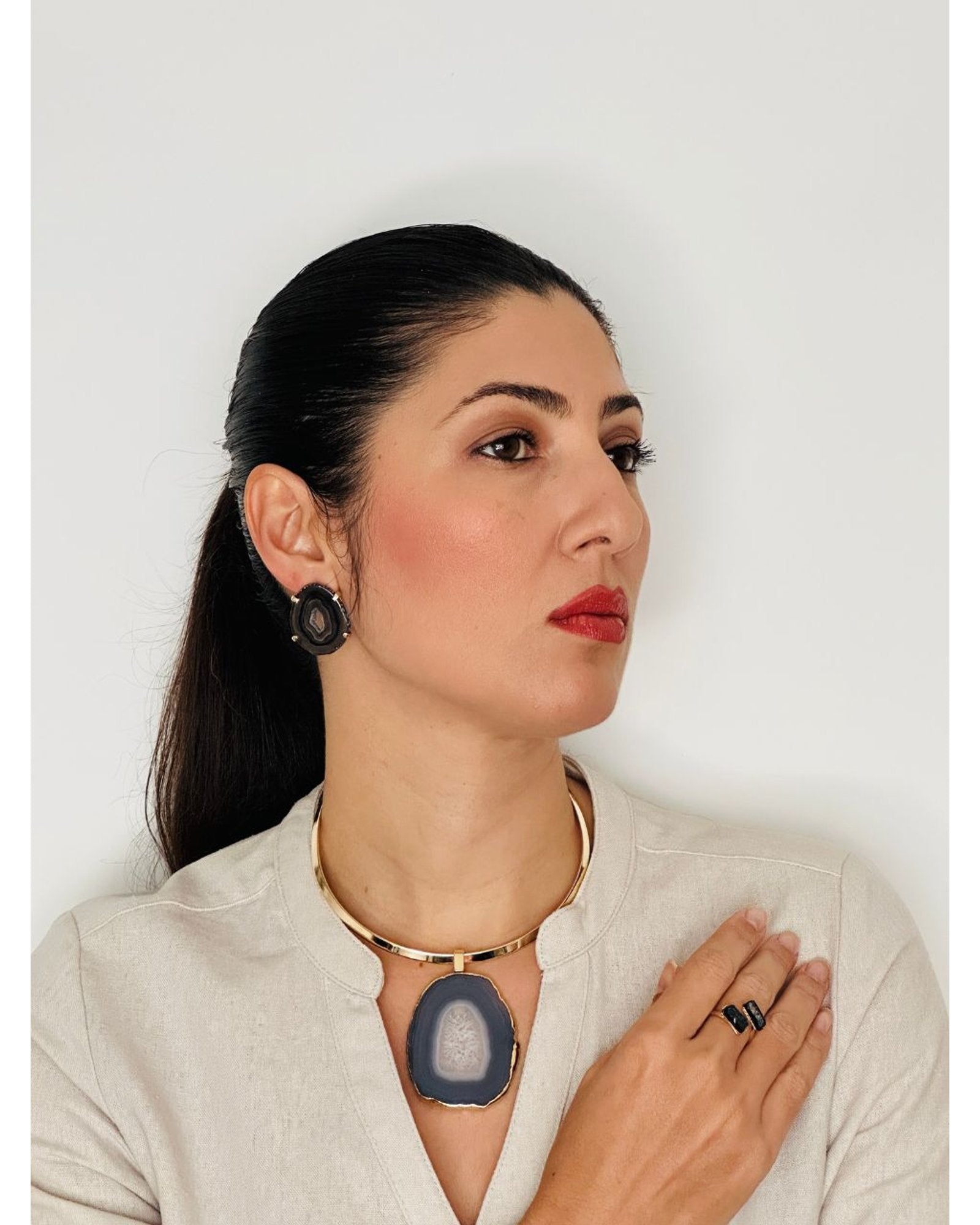 Colar Choker Aro Liso com Ágata Acinzentada Detalhe Dourado Semijoia