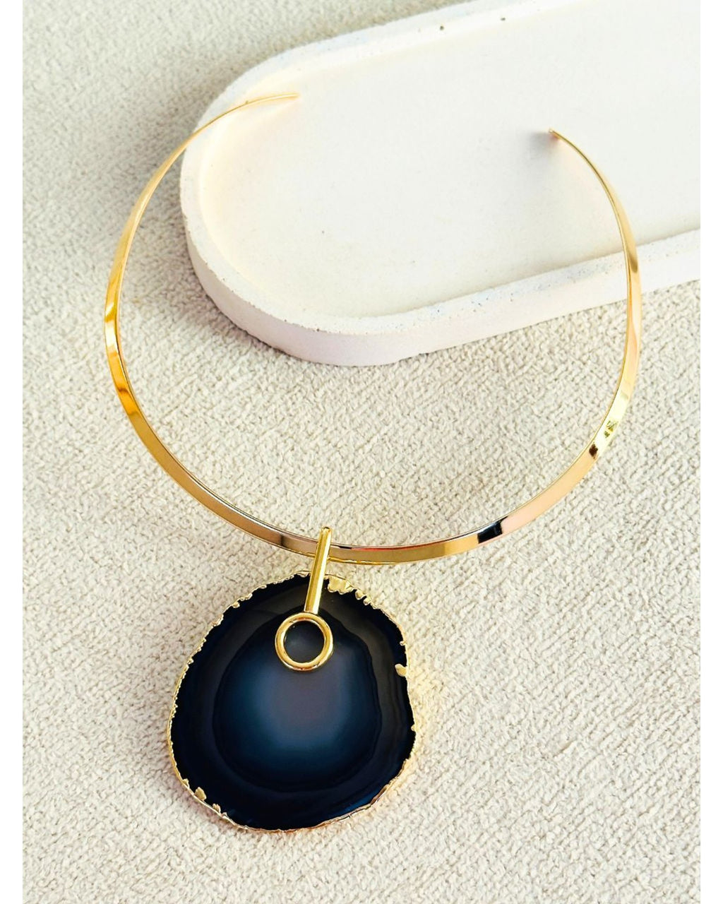 Colar Choker Aro Liso com Ágata Negra Detalhe Dourado Semijoia