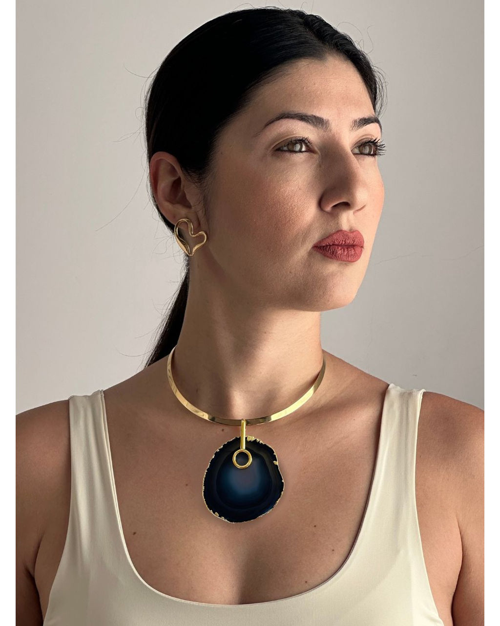 Colar Choker Aro Liso com Ágata Negra Detalhe Dourado Semijoia