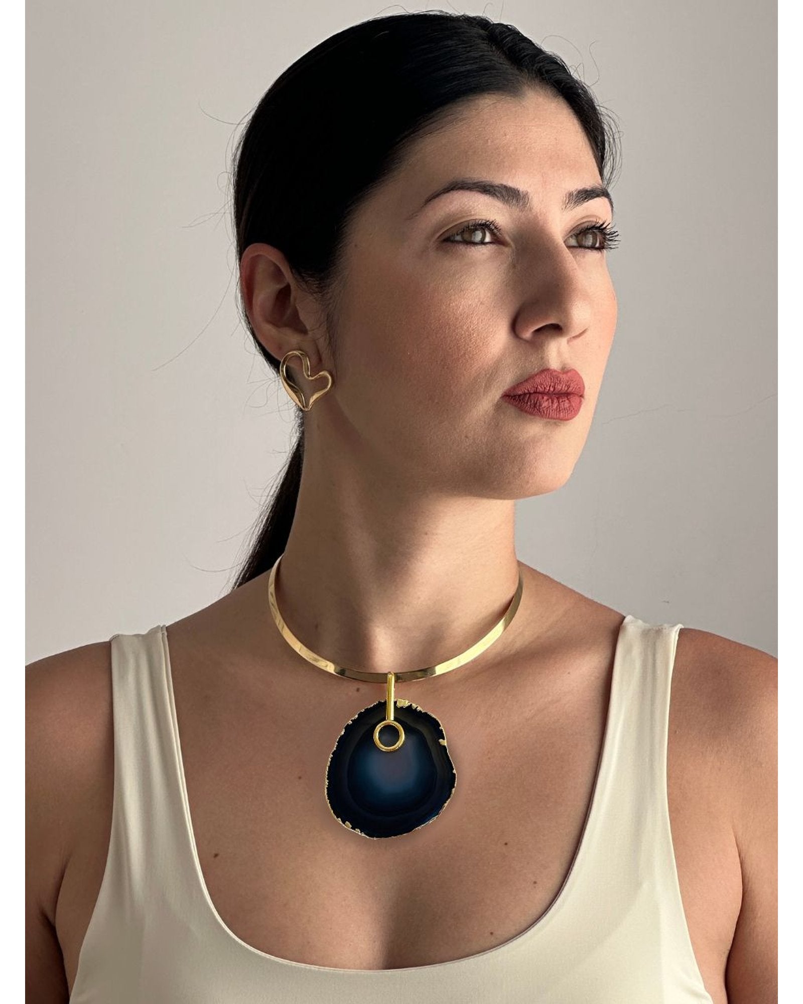 Colar Choker Aro Liso com Ágata Negra Detalhe Dourado Semijoia