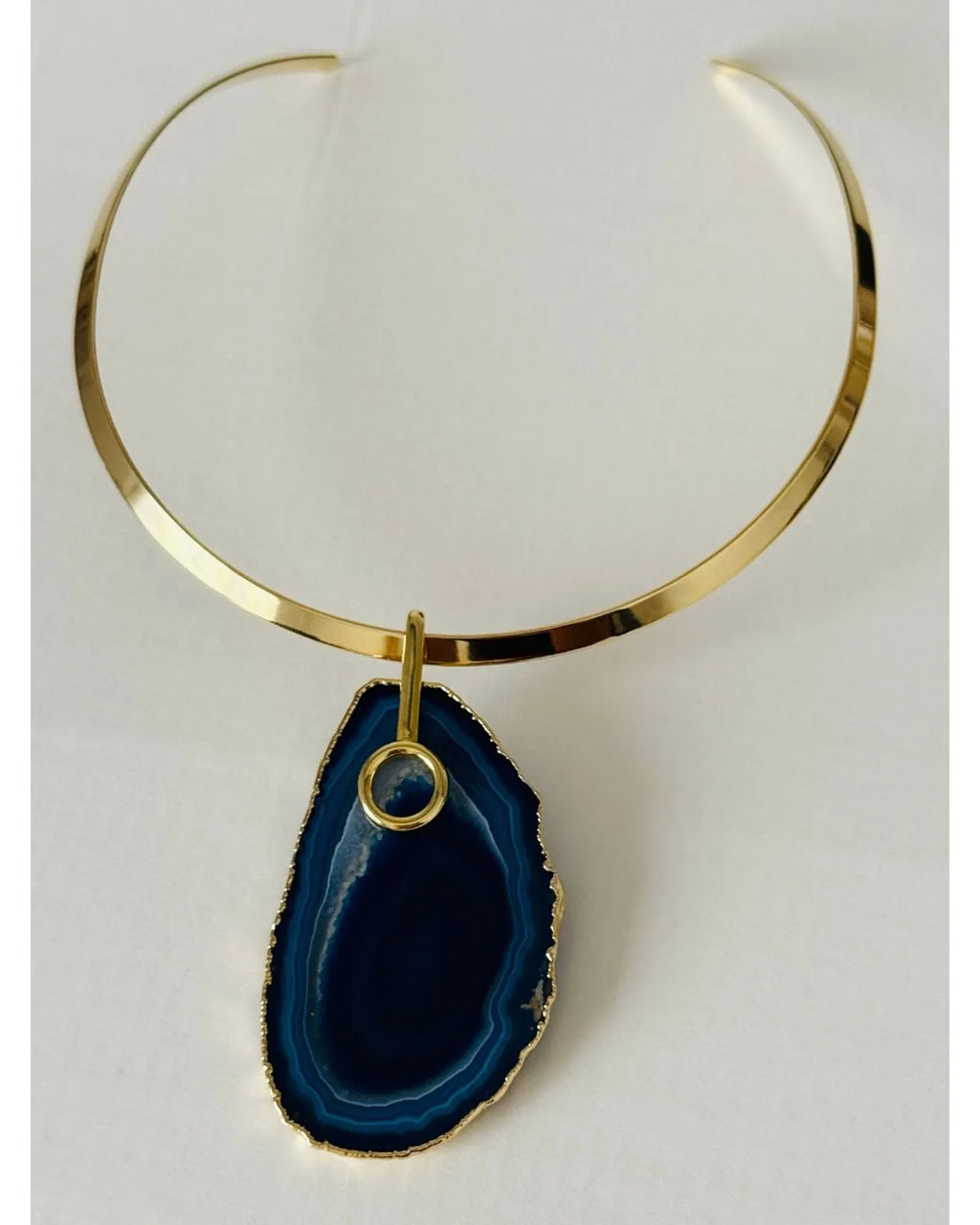 Colar Choker Aro Liso com Ágata Azul Detalhe Dourado Semijoia