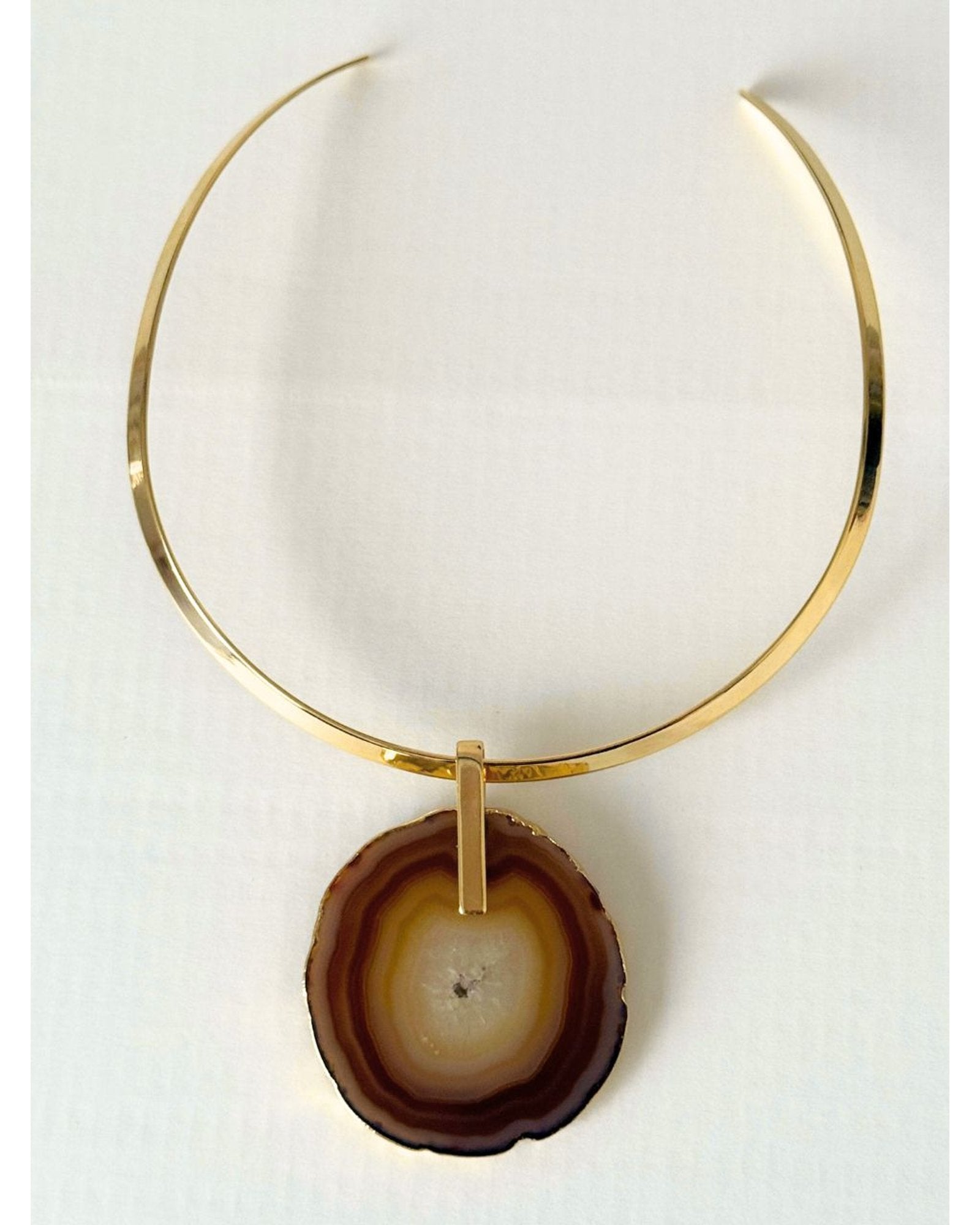 Colar Choker Aro Liso com Ágata Marrom Detalhe Dourado Semijoia