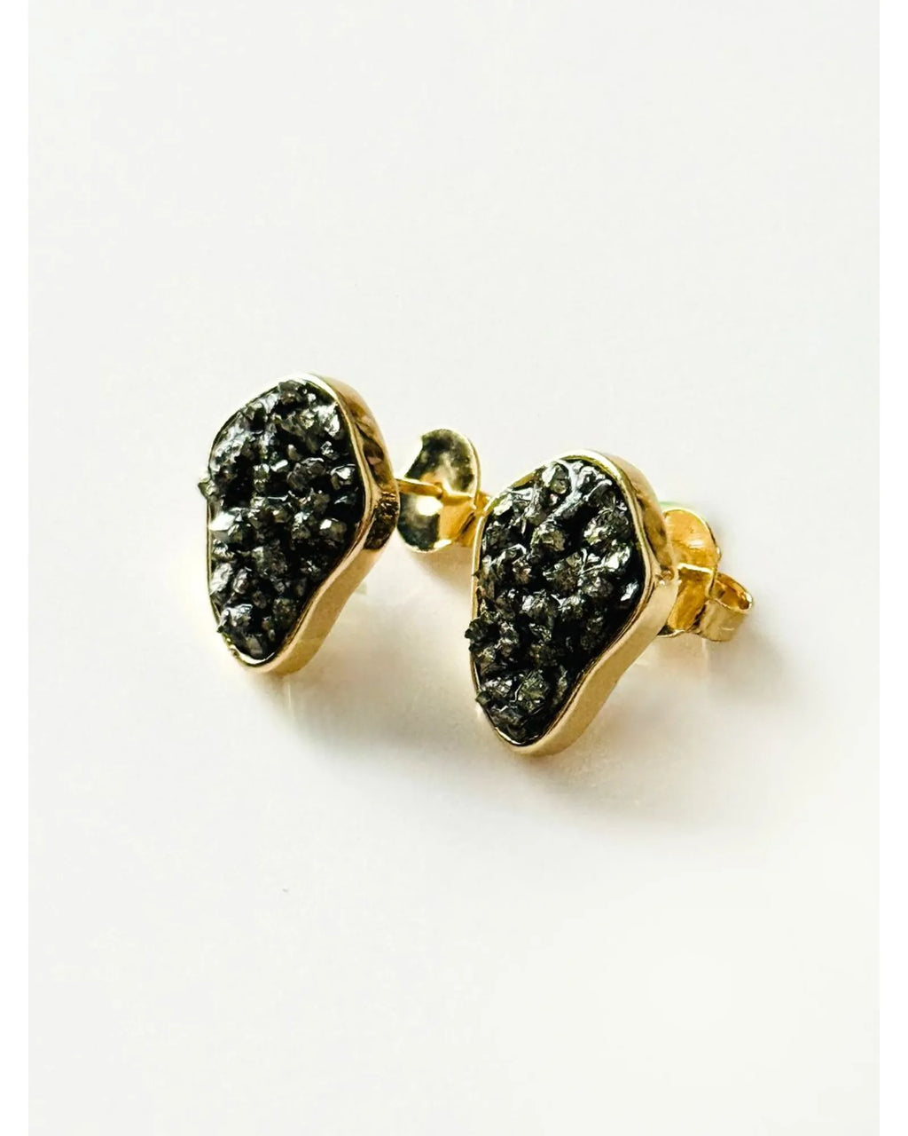 Brinco Orgânico Pirita Ouro Semijoia