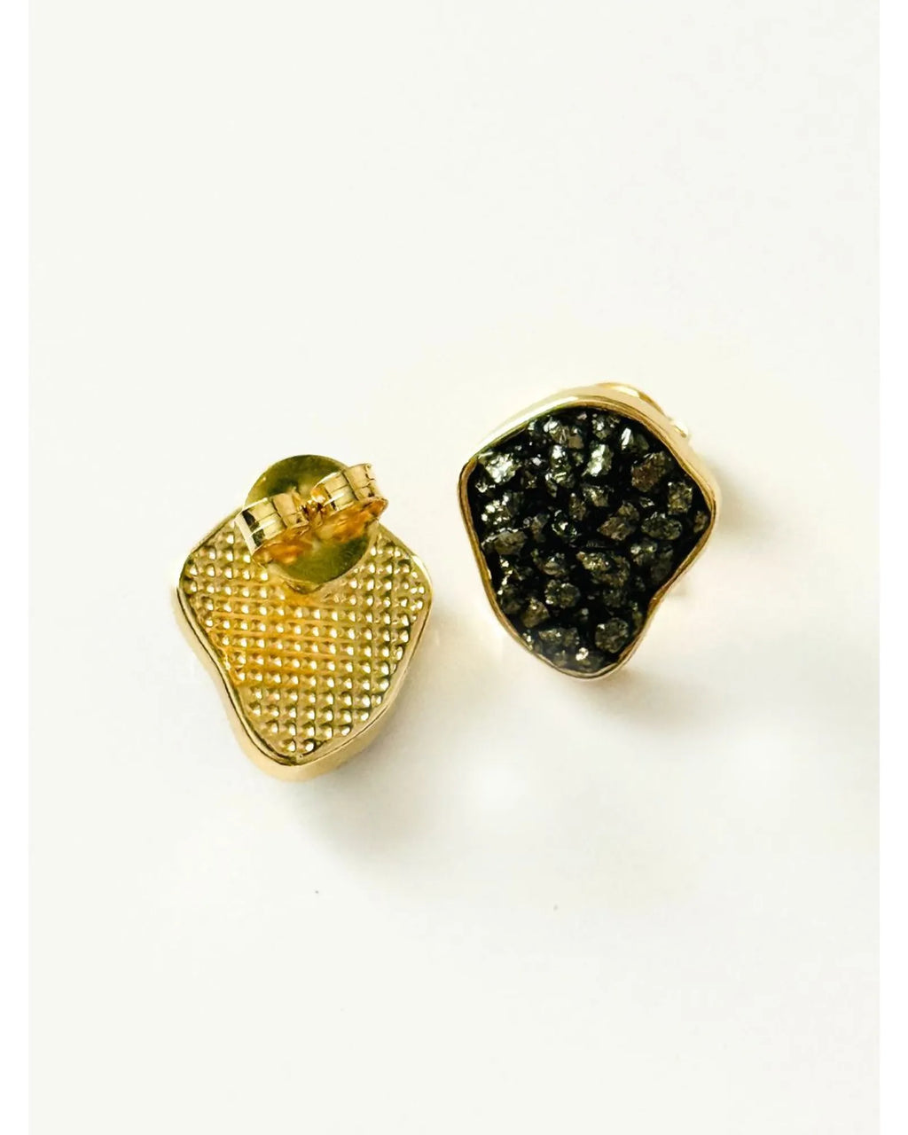 Brinco Orgânico Pirita Ouro Semijoia