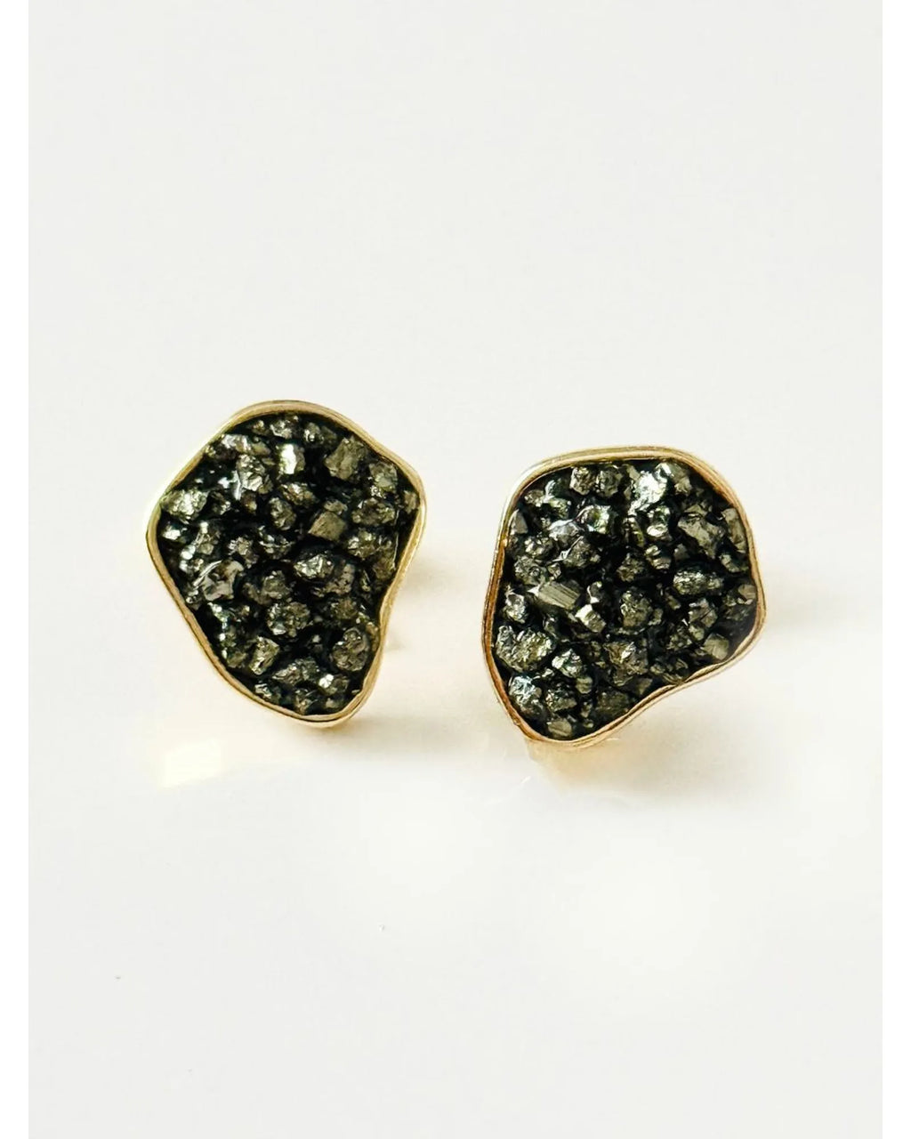 Brinco Orgânico Pirita Ouro Semijoia