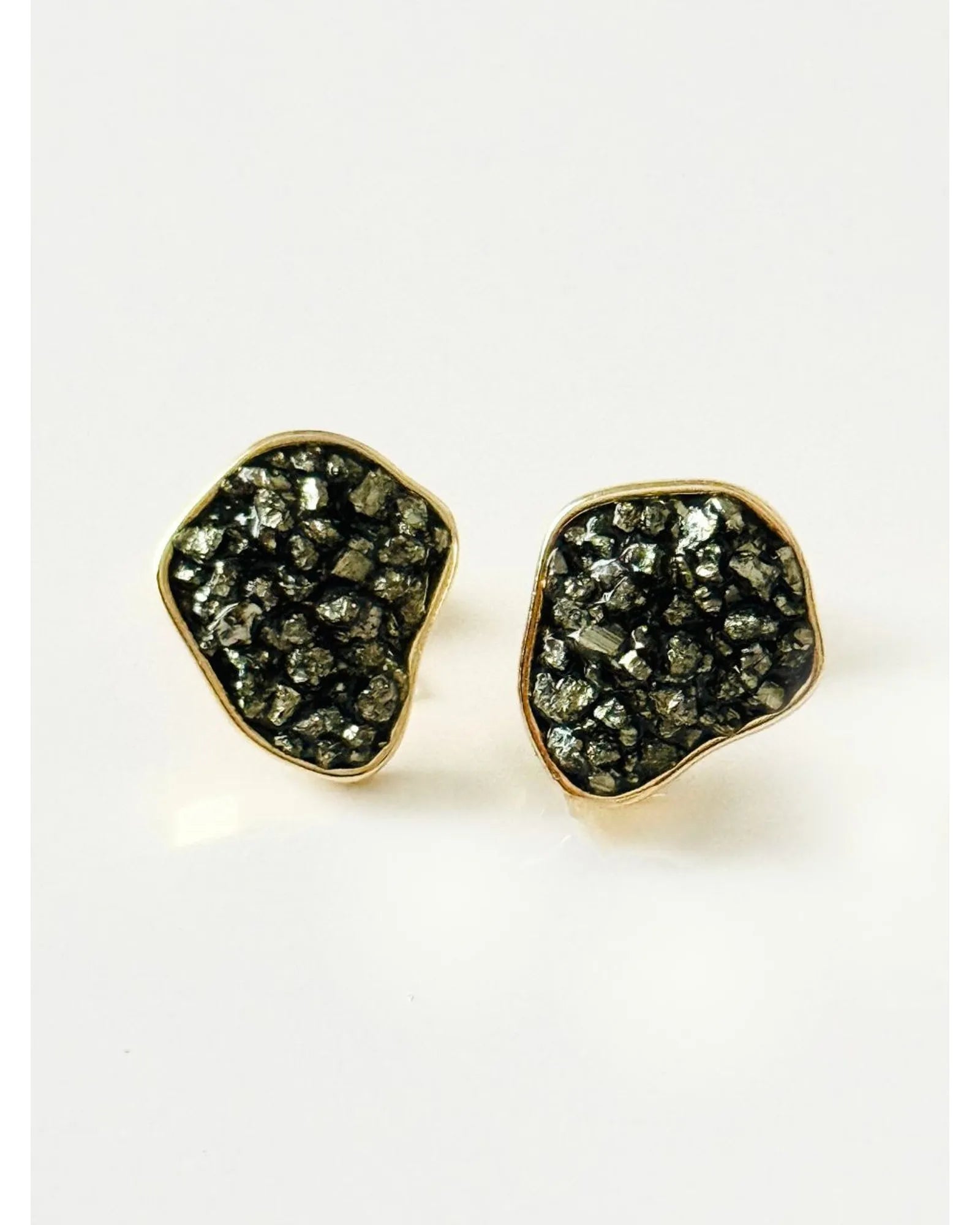 Brinco Orgânico Pirita Ouro Semijoia
