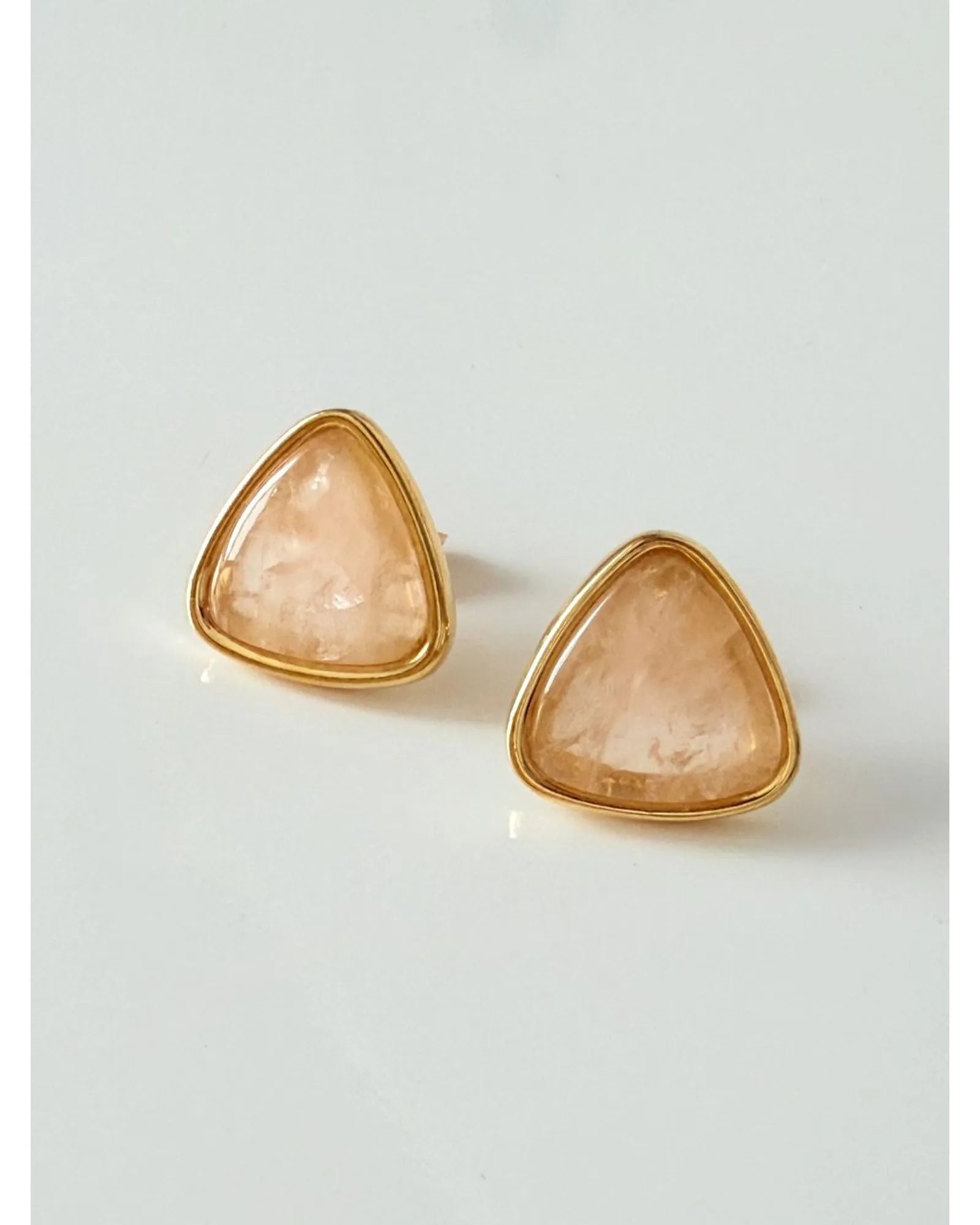 Brinco Triangular Quartzo Rosa Ouro Semijoia