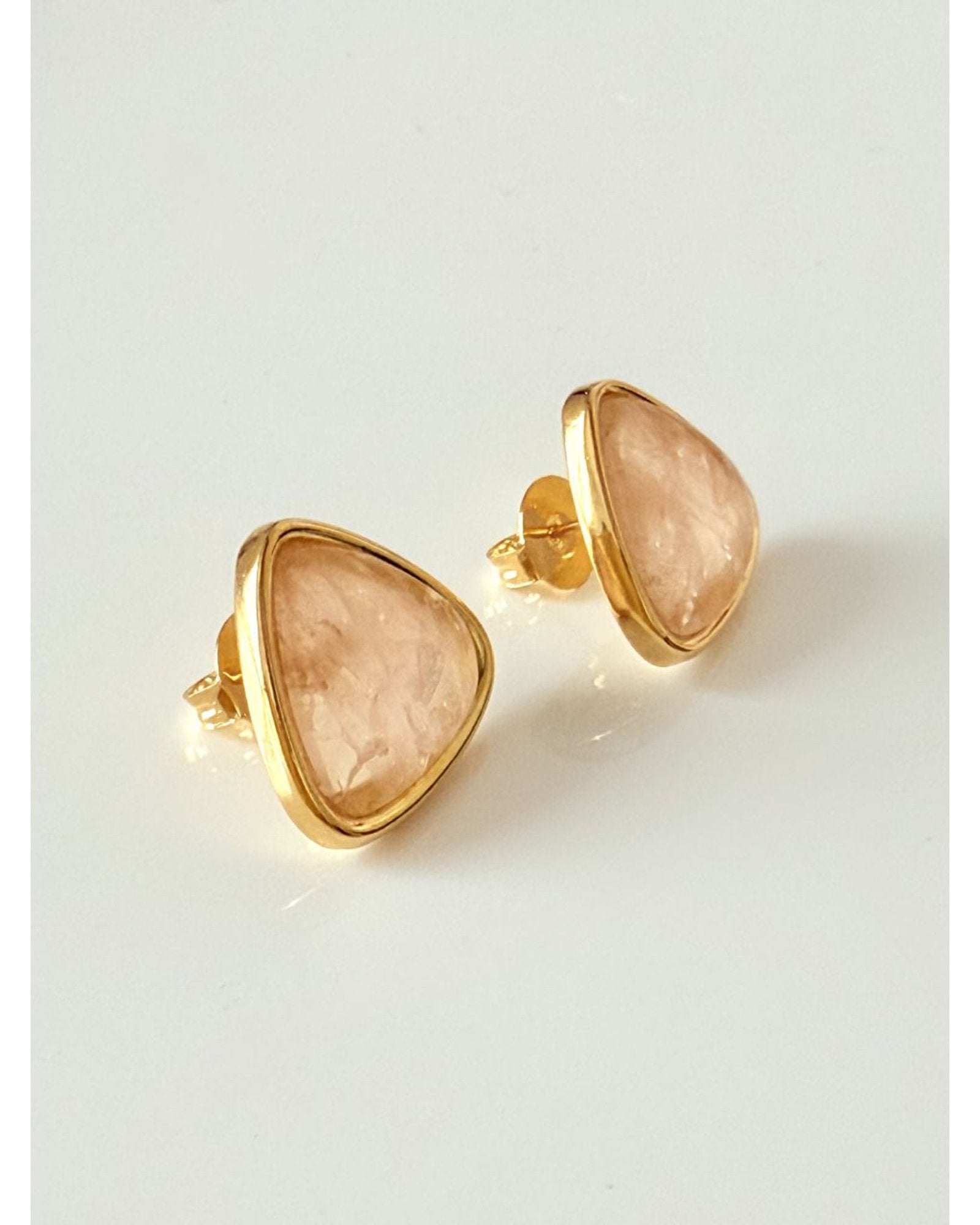Brinco Triangular Quartzo Rosa Ouro Semijoia