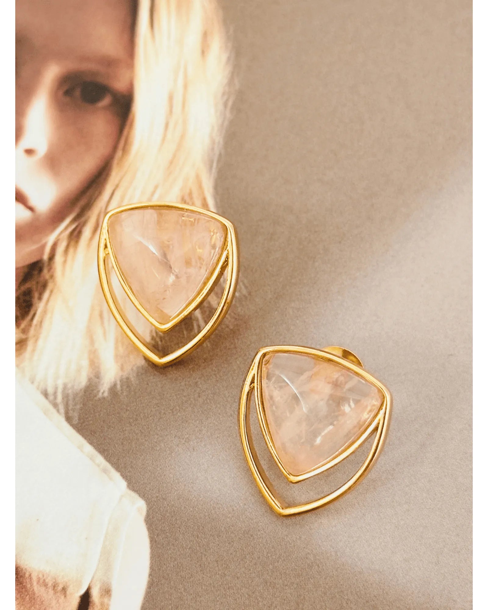 Conjunto Colar e Brinco Triangular Quartzo Rosa Ouro Semijoia