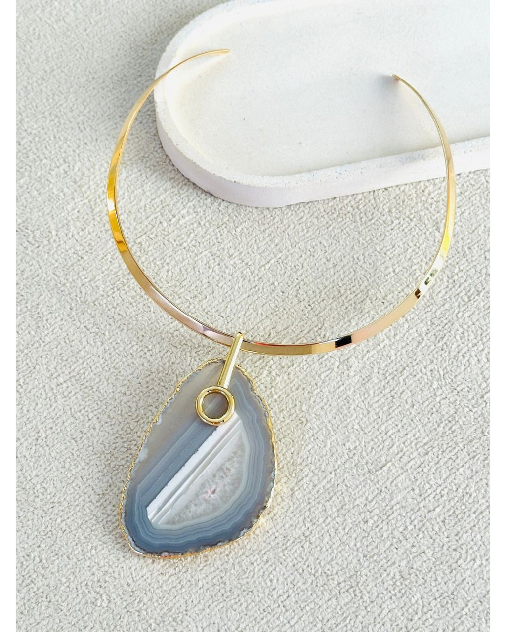 Colar Choker Aro Liso com Ágata Acinzentada Detalhe Dourado Semijoia