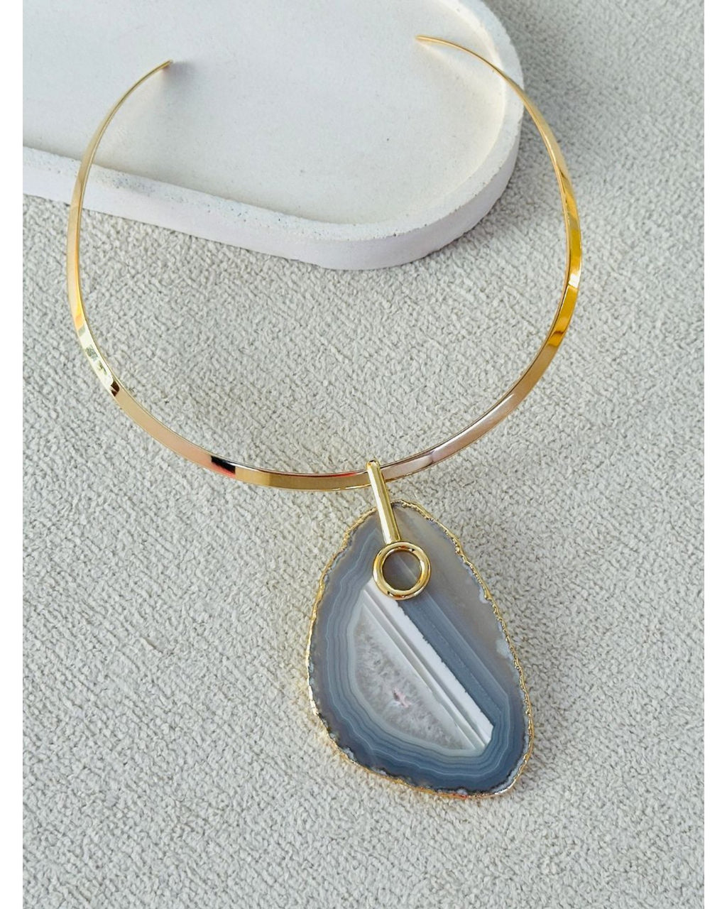 Colar Choker Aro Liso com Ágata Acinzentada Detalhe Dourado Semijoia