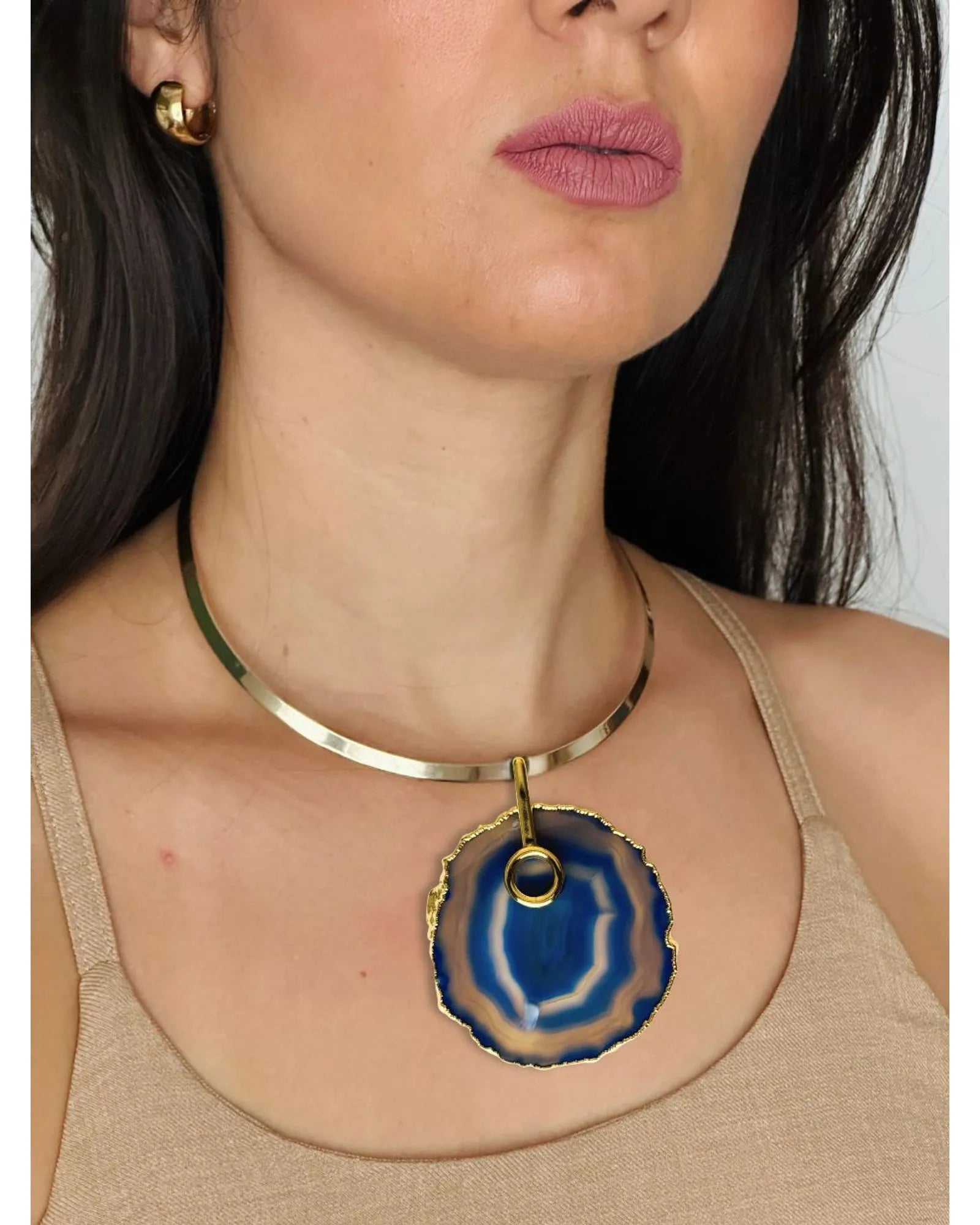 Colar Choker Aro Liso com Ágata Azul Detalhe Dourado Semijoia