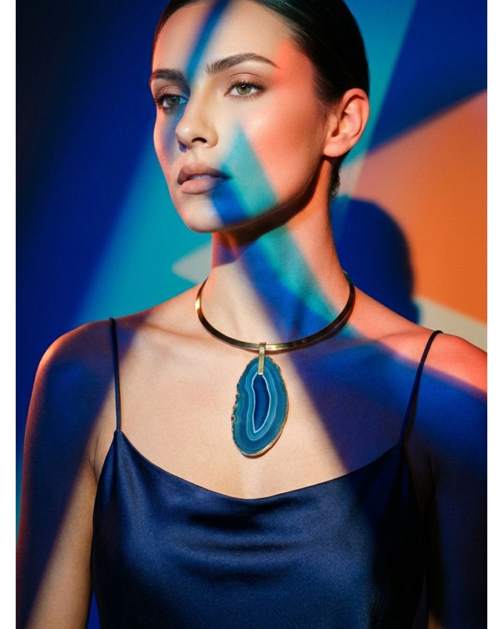 Colar Choker Aro Liso com Ágata Azul Detalhe Dourado Semijoia