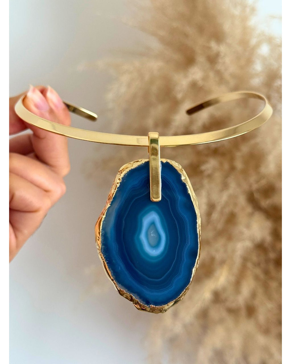 Colar Choker Aro Liso com Ágata Azul Detalhe Dourado Semijoia