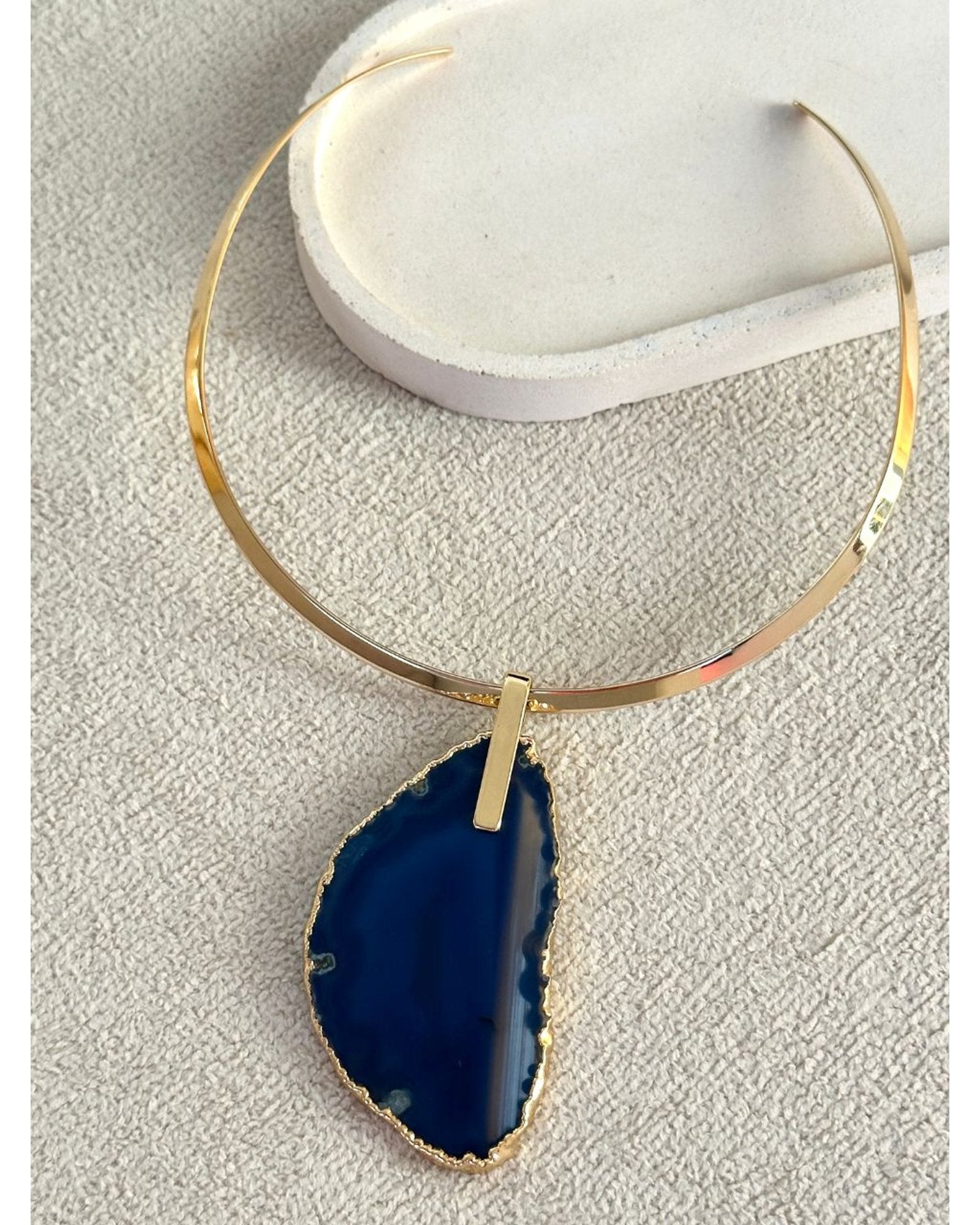 Colar Choker Aro Liso com Ágata Azul Detalhe Dourado Semijoia