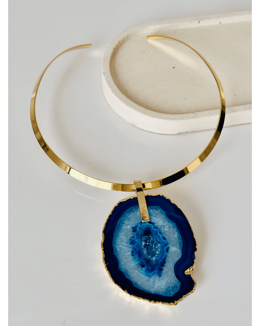 Colar Choker Aro Liso com Ágata Azul Detalhe Dourado Semijoia