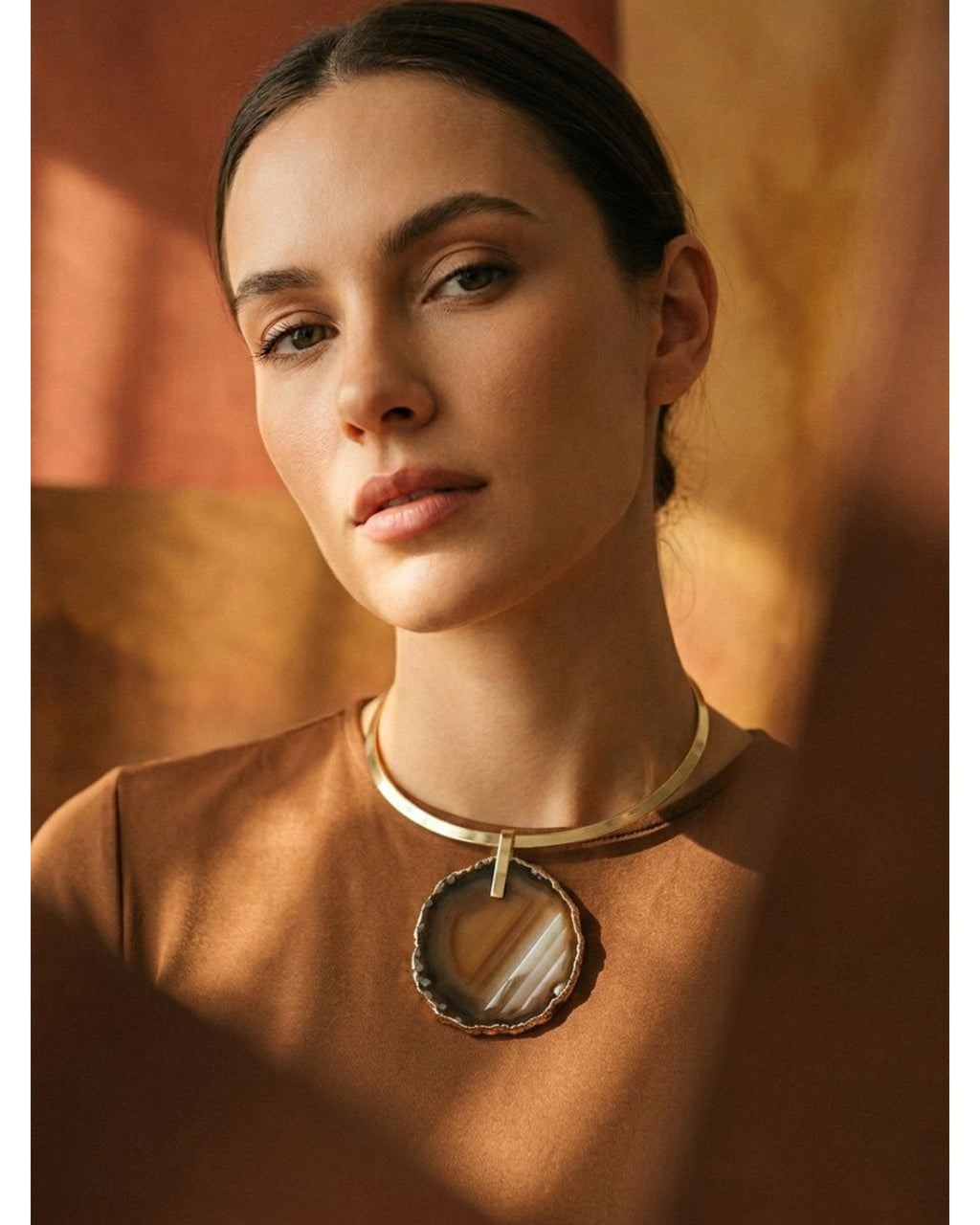 Colar Choker Aro Liso com Ágata Marrom Detalhe Dourado Semijoia