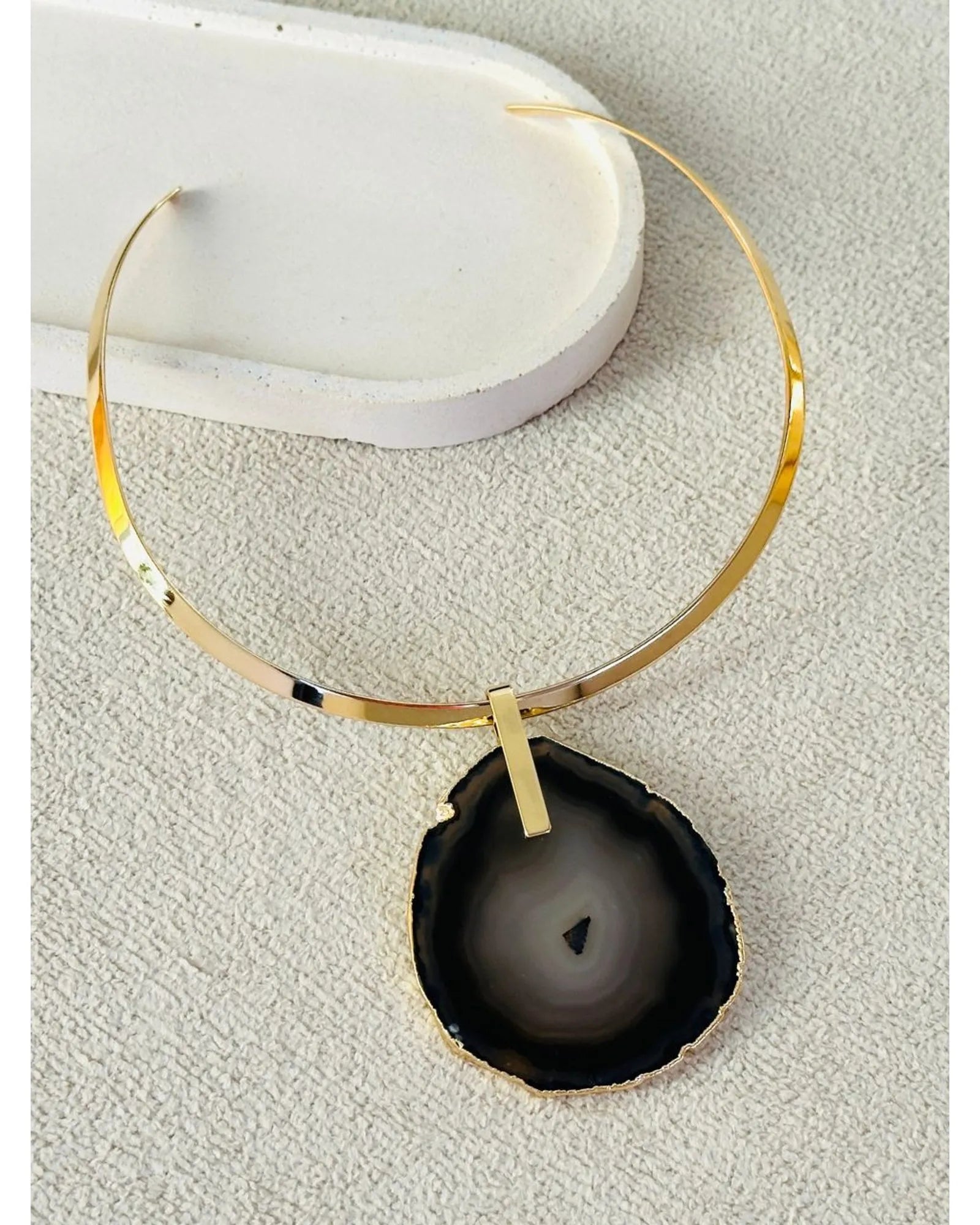 Pingente Ágata Negra com detalhe dourado Ouro 18k
