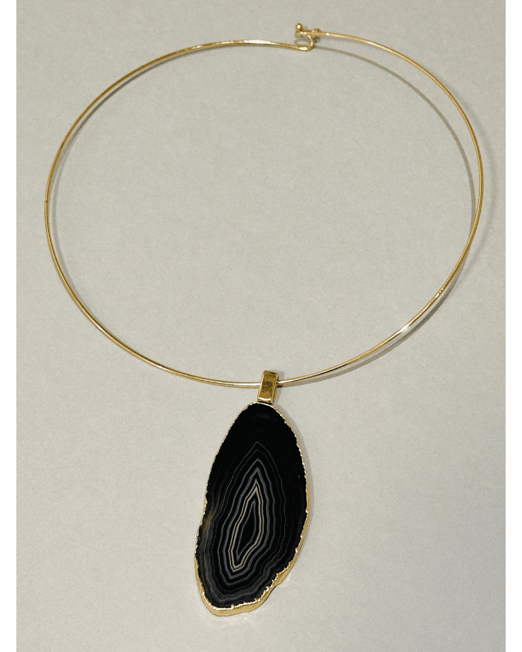 Colar Choker Aro fechado com Ágata Negra Detalhe Dourado Semijoia