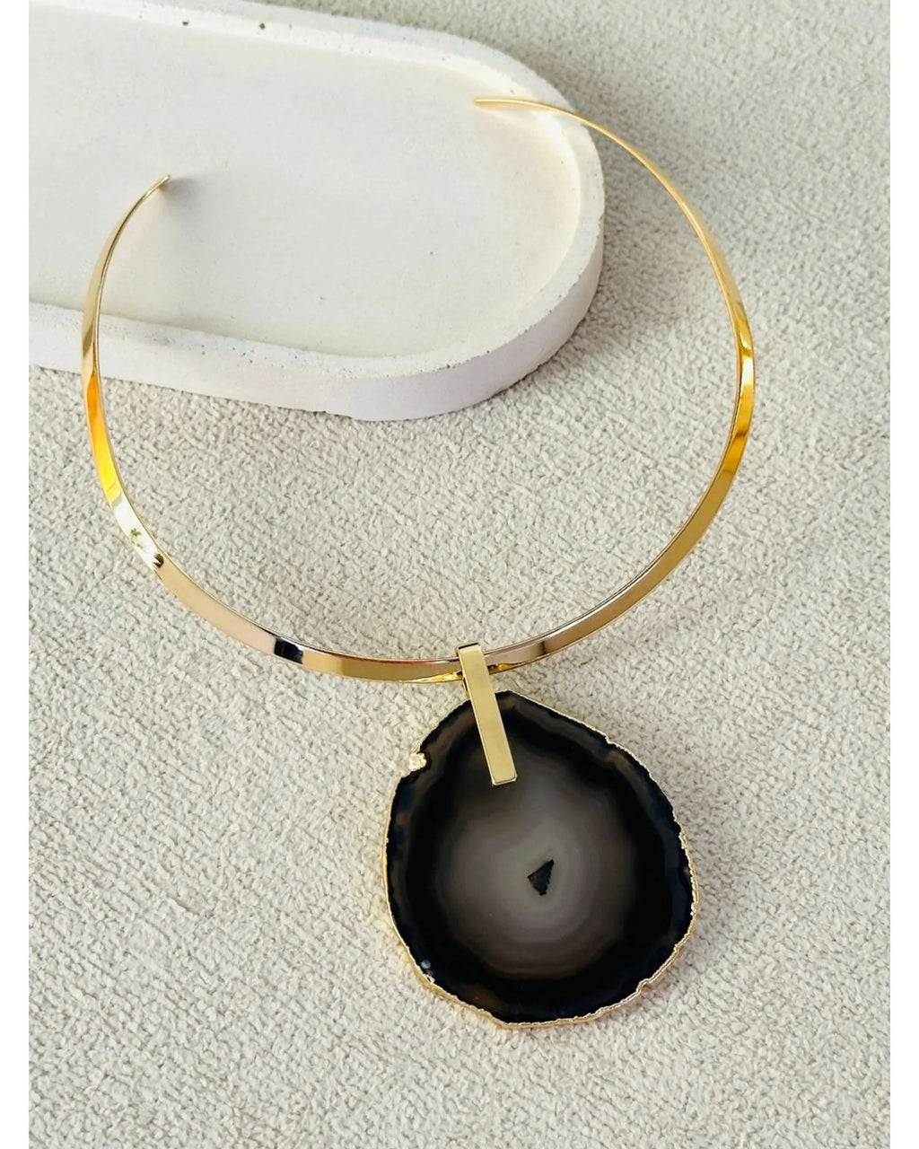 Colar Choker Aro Liso com Ágata Negra Detalhe Dourado Semijoia