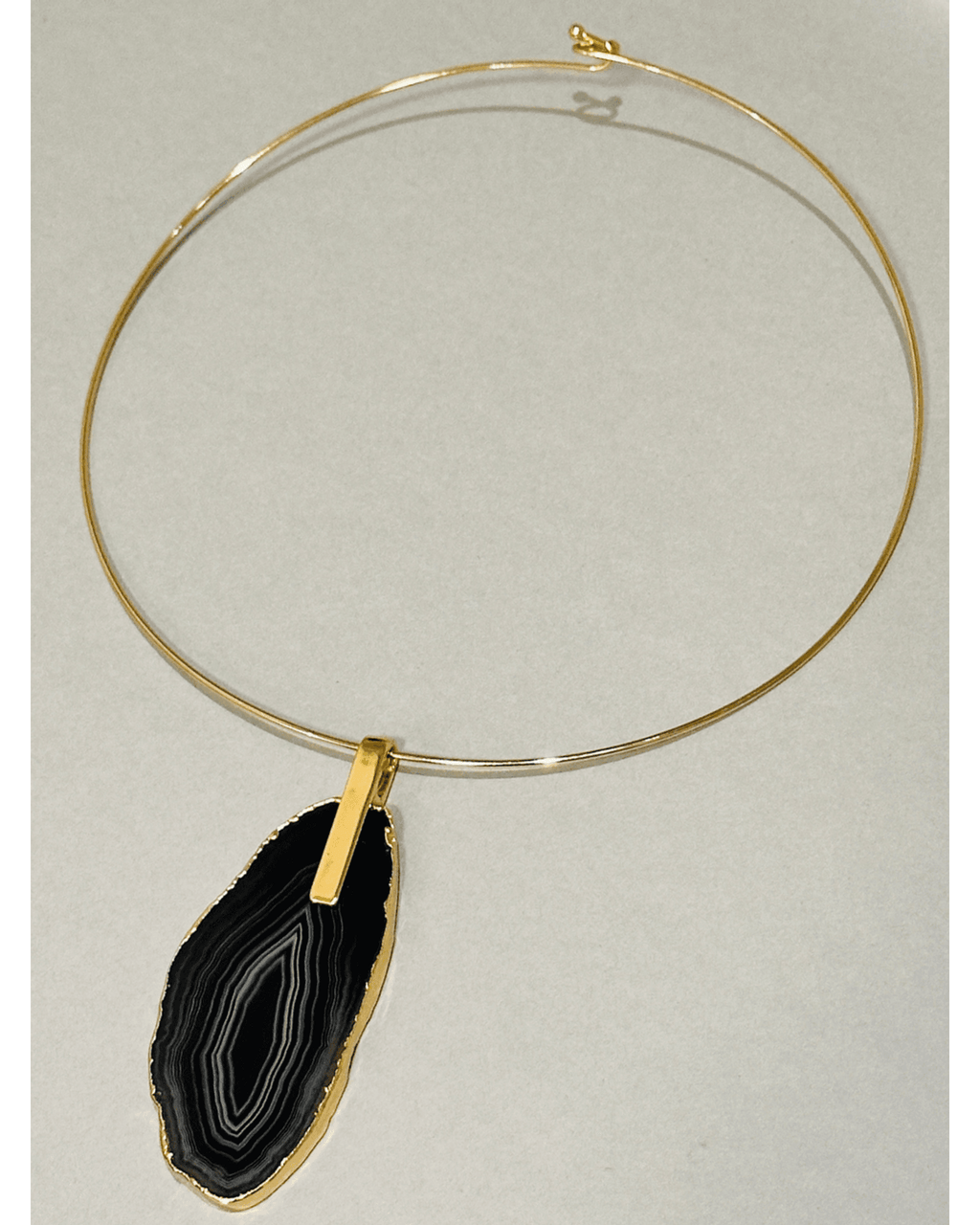 Colar Choker Aro fechado com Ágata Negra Detalhe Dourado Semijoia