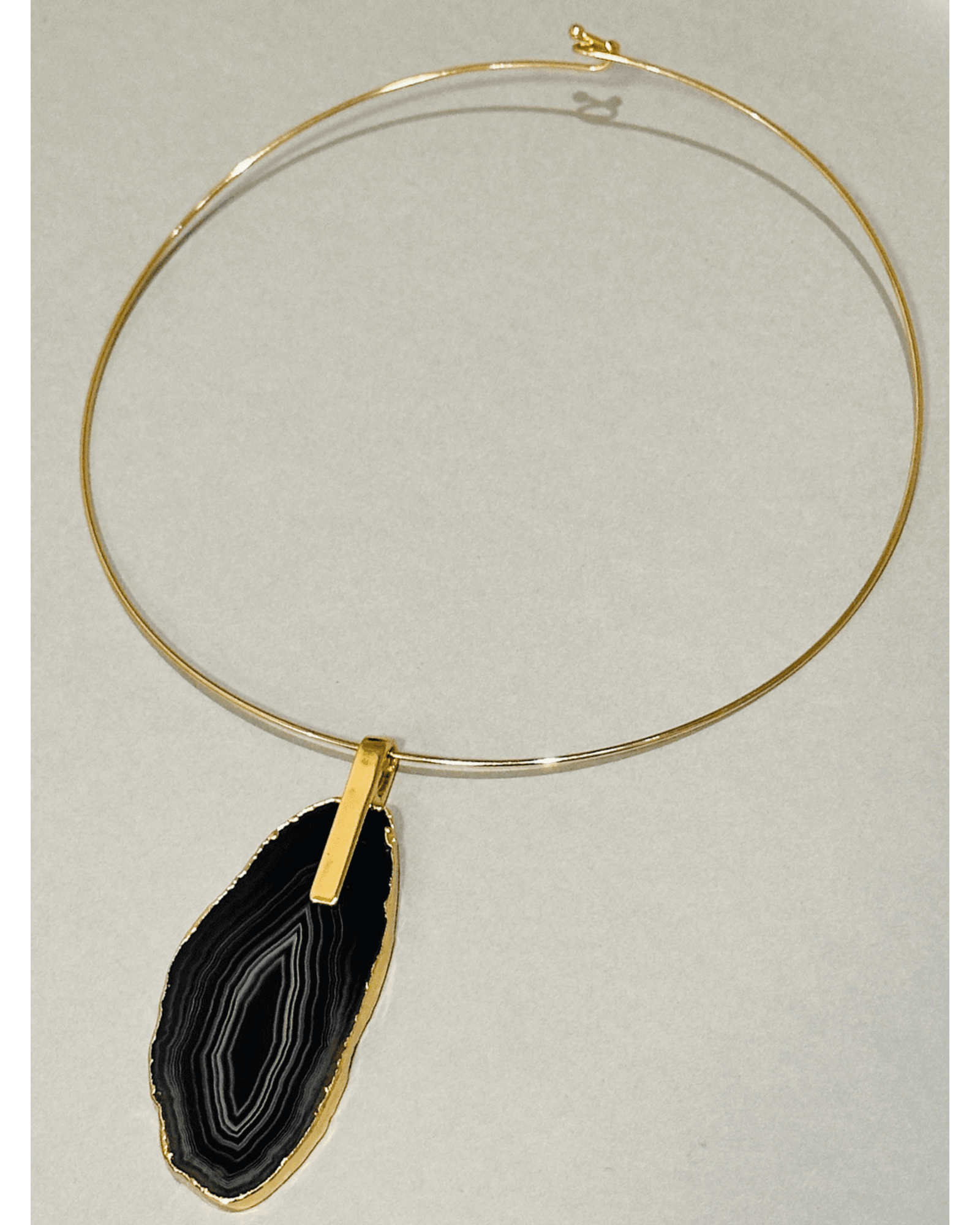 Colar Choker Aro fechado com Ágata Negra Detalhe Dourado Semijoia