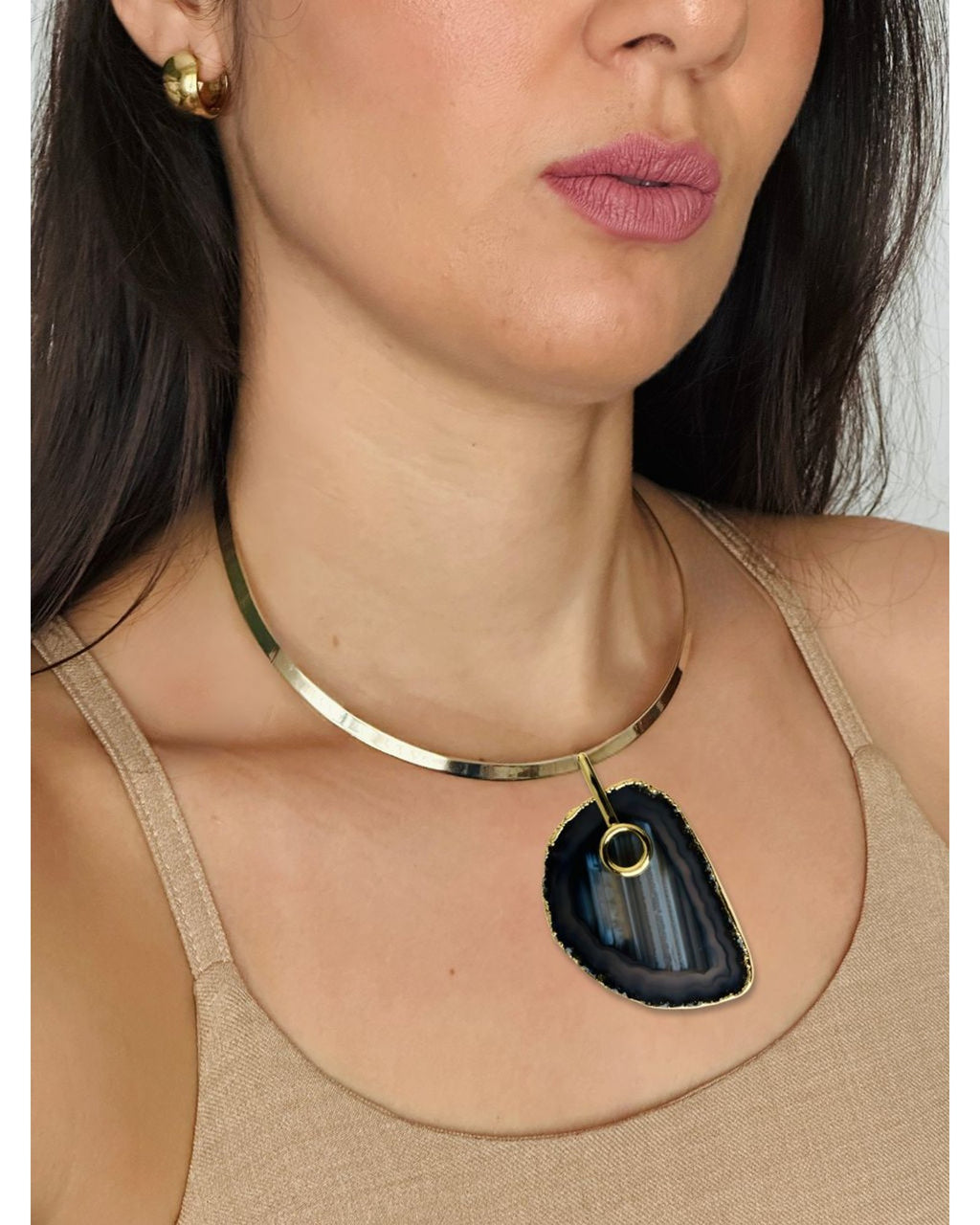 Colar Choker Aro Liso com Ágata Negra Detalhe Dourado Semijoia