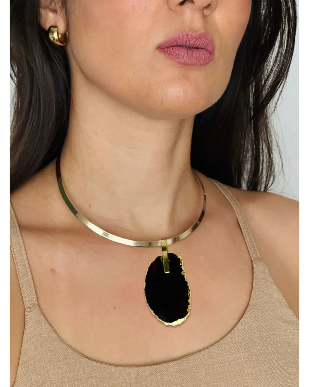 Colar Choker Aro Liso com Ágata Negra Detalhe Dourado Semijoia