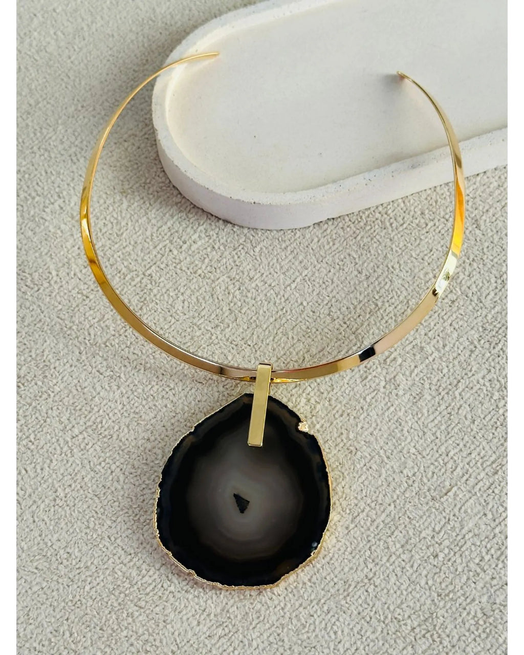 Colar Choker Aro Liso com Ágata Negra Detalhe Dourado Semijoia