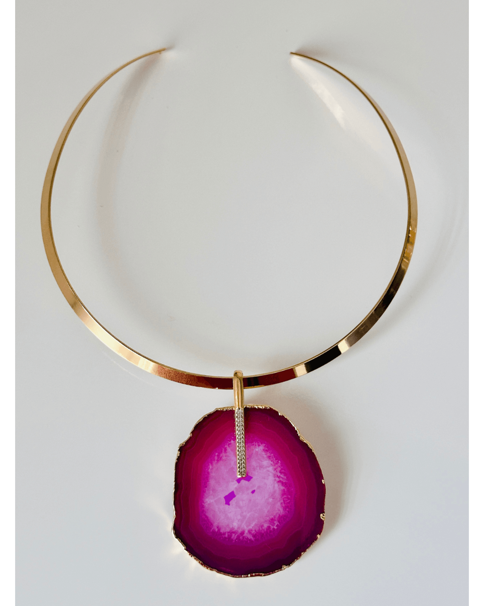 Colar Choker Aro Liso com Ágata Rosa detalhe em Ródio Branco Semijoia