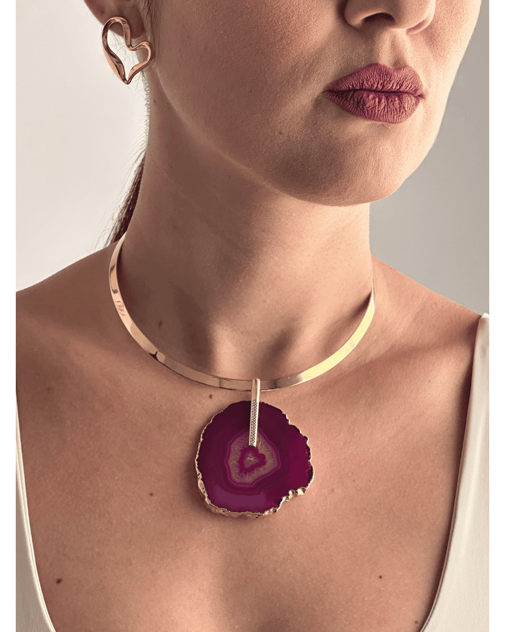 Colar Choker Aro Liso com Ágata Rosa detalhe em Ródio Branco Semijoia