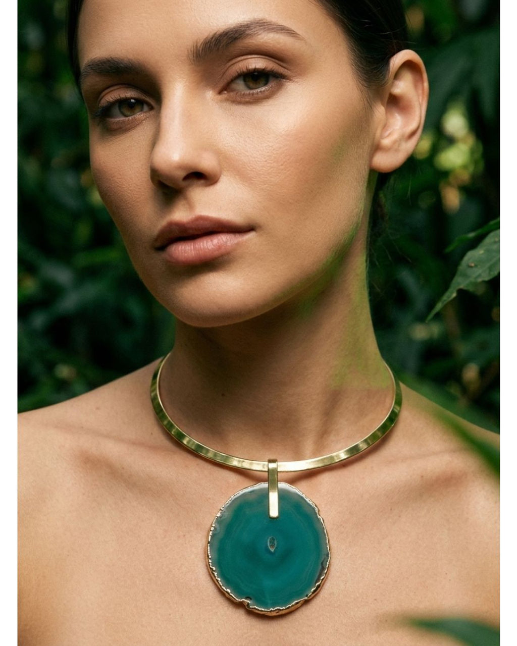 Colar Choker Aro Liso com Ágata Verde Detalhe Dourado Semijoia