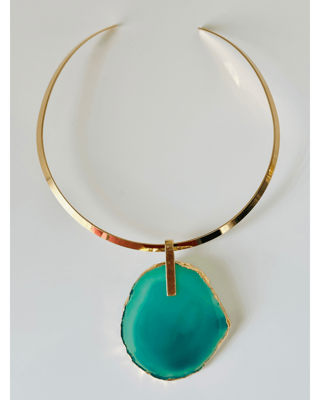 Colar Choker Aro Liso com Ágata Verde Detalhe Dourado Semijoia