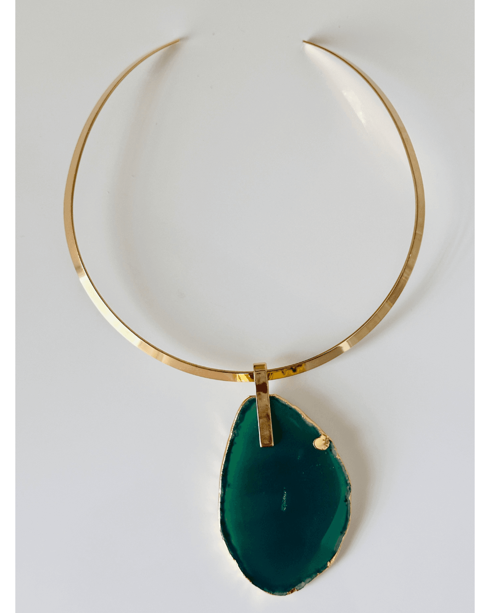 Colar Choker Aro Liso com Ágata Verde Detalhe Dourado Semijoia
