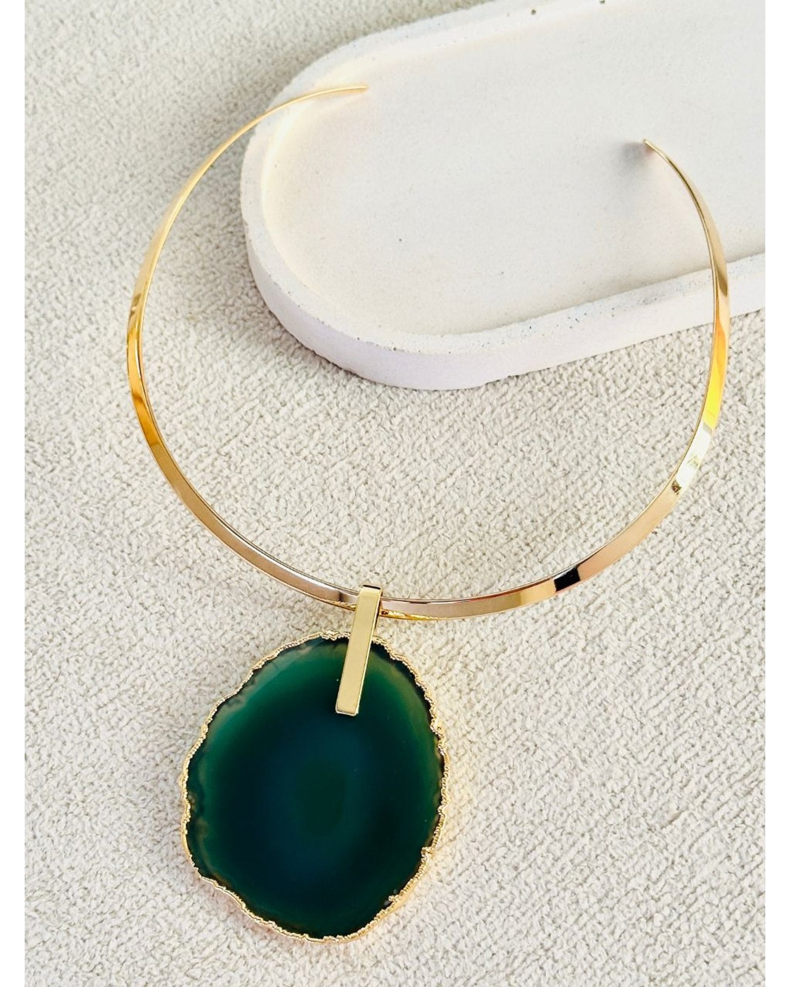 Colar Choker Aro Liso com Ágata Verde Detalhe Dourado Semijoia