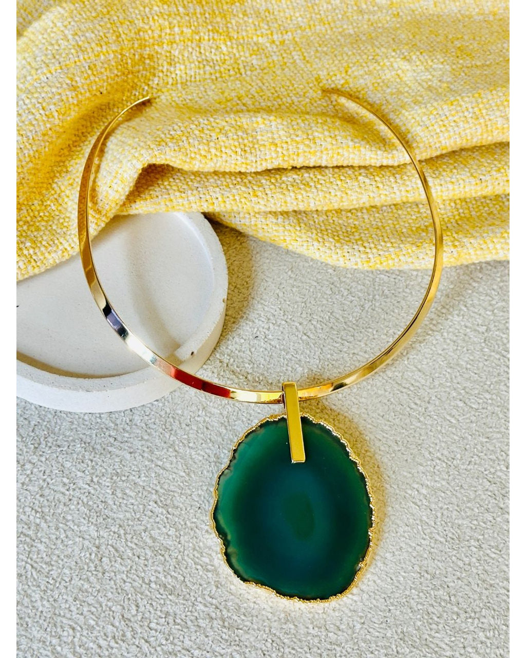 Colar Choker Aro Liso com Ágata Verde Detalhe Dourado Semijoia